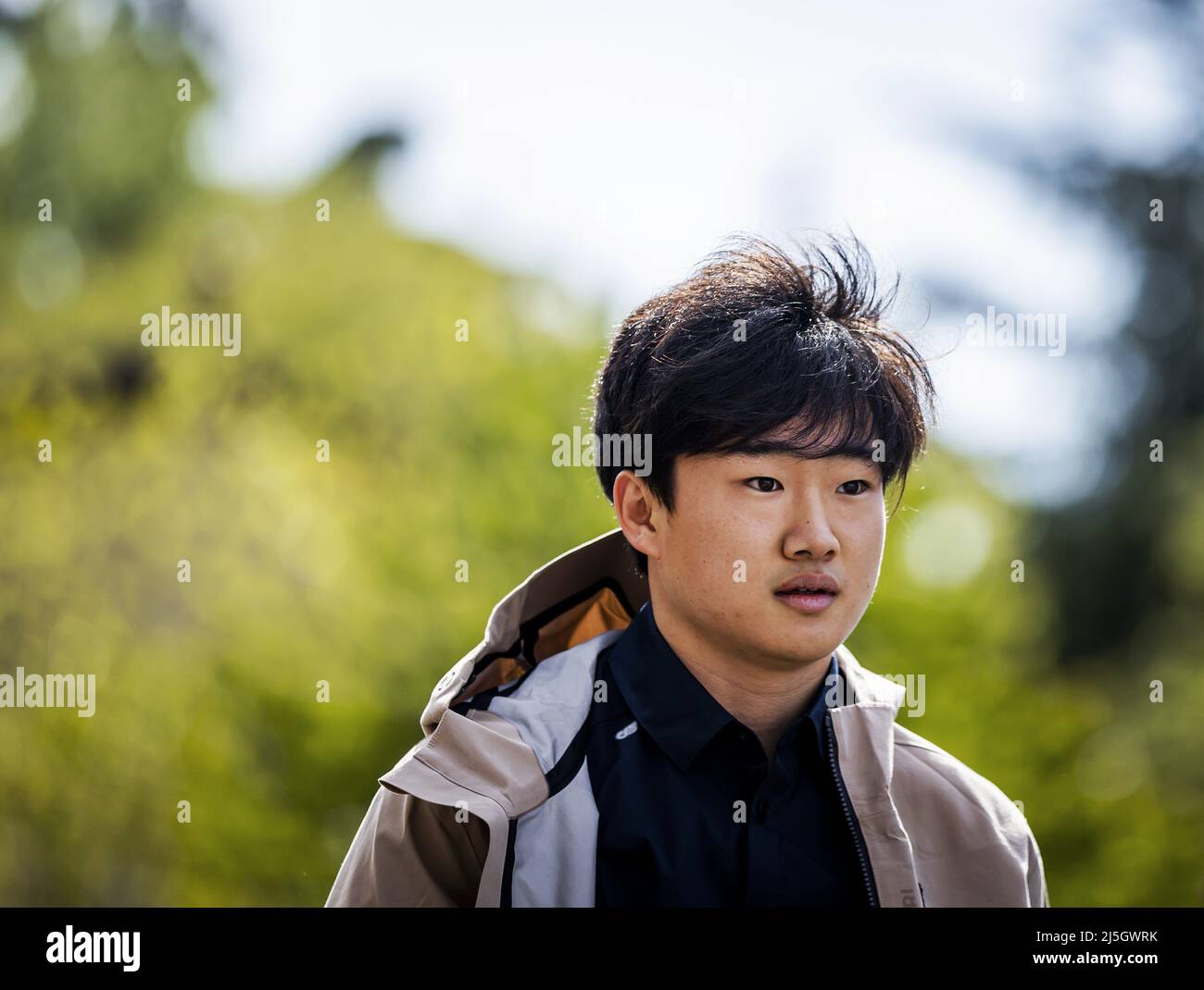 IMOLA - Yuki Tsunoda (AlphaTauri) avant la séance d'entraînement de 2nd avant le Grand Prix d'Émilie-Romagne F1 à Autodromo Enzo e Ferrari Dino le 23 avril 2022 à Imola, Italie. REMKO DE WAAL Banque D'Images