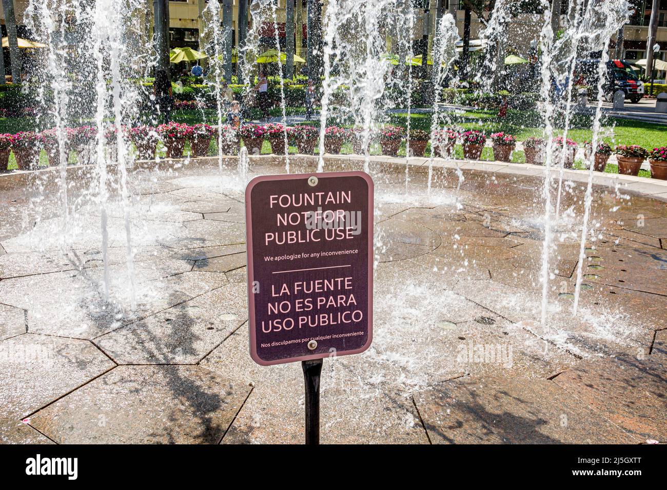 Miami Florida Coral Gables Shops at Merrick Park centre commercial extérieur haut de gamme panneau de fontaine Anglais Espagnol bilingue langues pas pour publ Banque D'Images