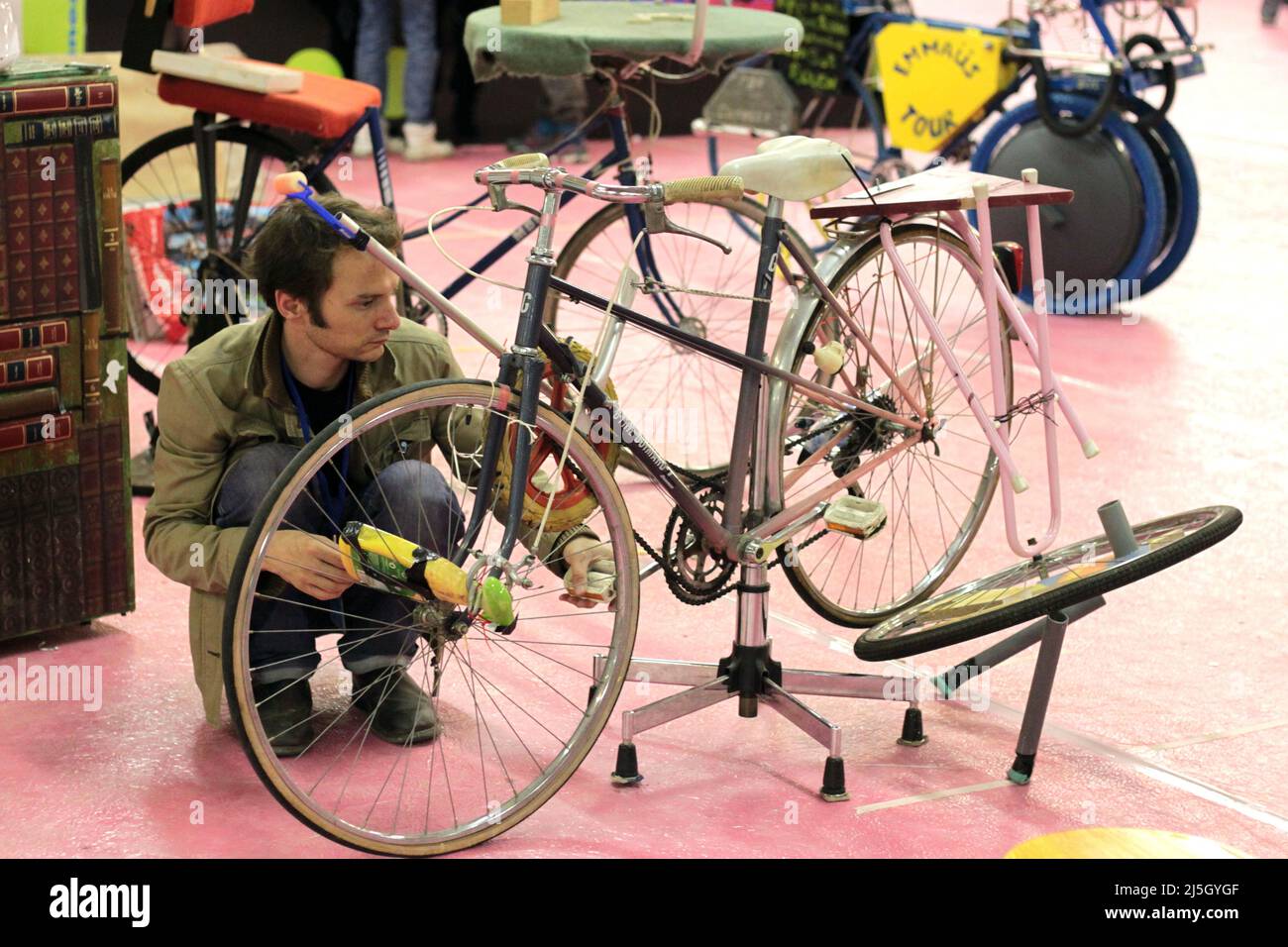 Emmaüs lors son 13E salon Paris porte de Versailles 23 juin 2012. Ancien  vélo Photo Stock - Alamy