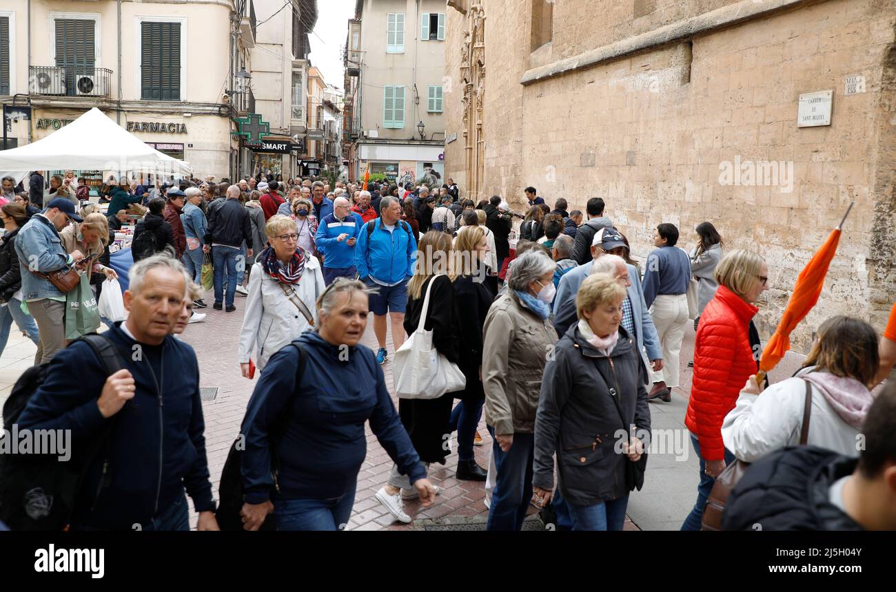 Palma, Espagne. 23rd avril 2022. Les touristes et les habitants de la région se promègnent à côté des libraires dans la rue Sant Miquel à Palma de Majorque, le jour de la Saint-Georges. Le 23 avril est célébré dans le monde entier la Journée du livre, et à Majorque, il est typique pour les bibliothèques d'installer leurs étals dans les rues principales. Credit: Clara Margais/dpa/Alay Live News Banque D'Images
