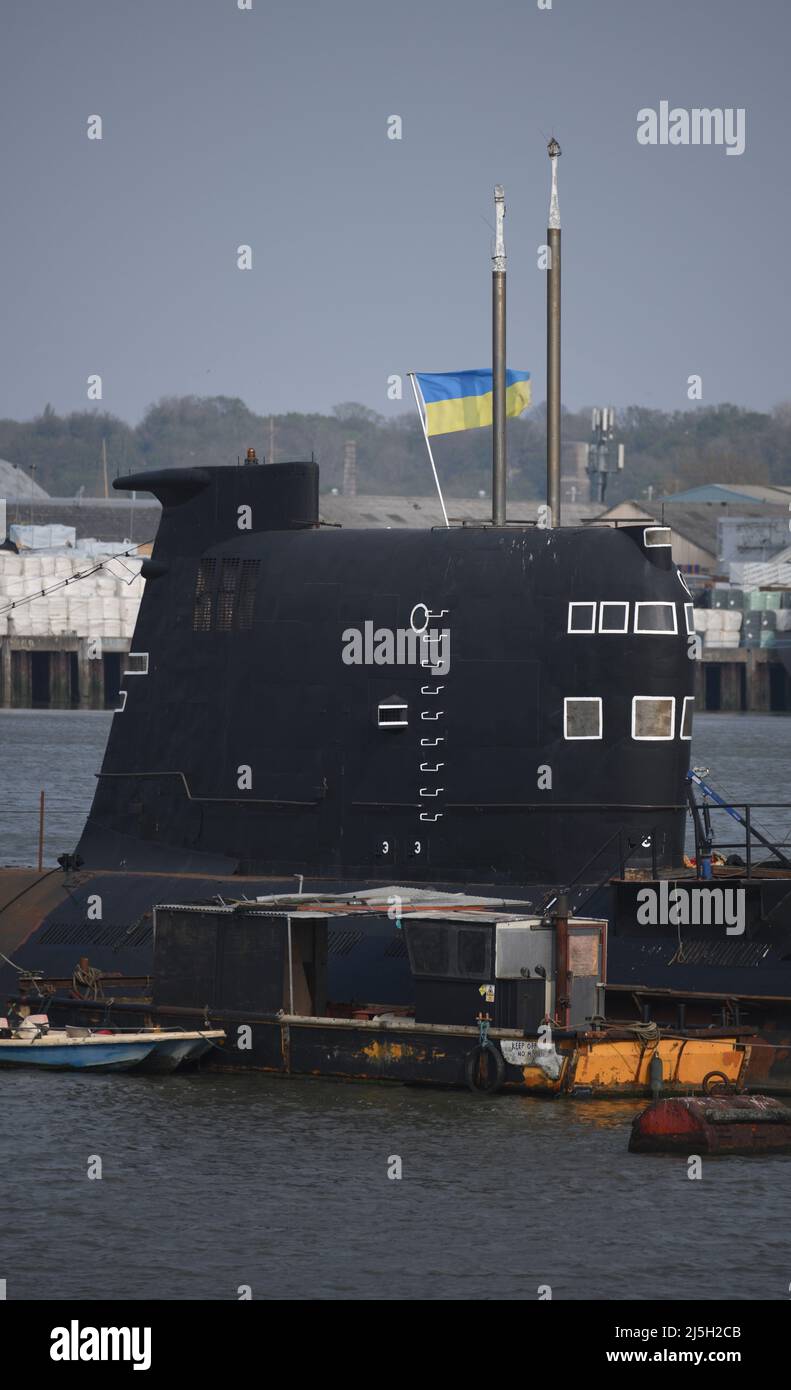 23/04/2022 le sous-marin de la classe Foxtrot de l'ancienne marine russe Strood britannique de la période de la Guerre froide est photographié en volant le drapeau de l'Ukraine en solidarité avec le Banque D'Images