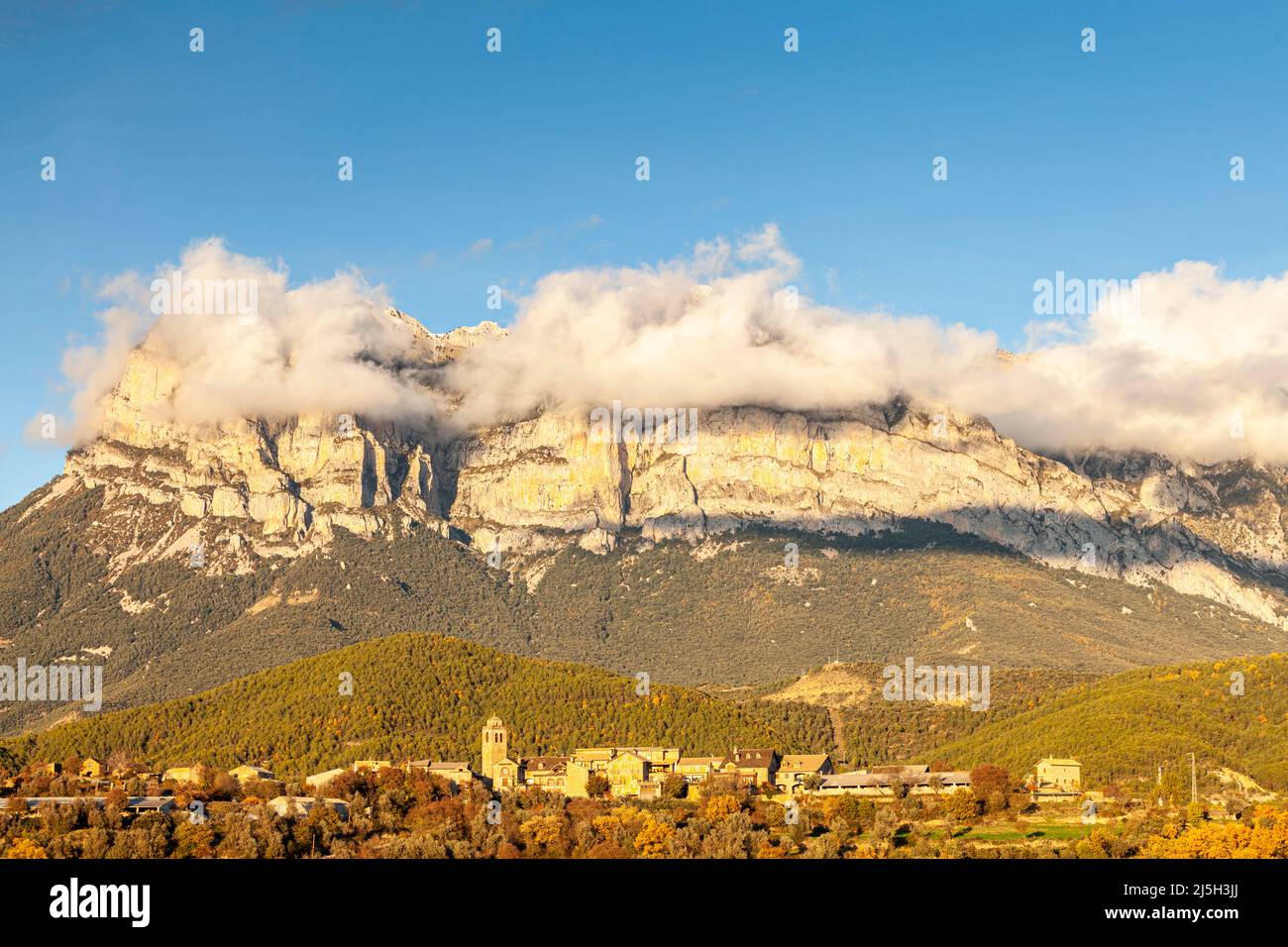 El Pueyo de Araguás village et Peña Montañesa peak, Huesca, Espagne Banque D'Images