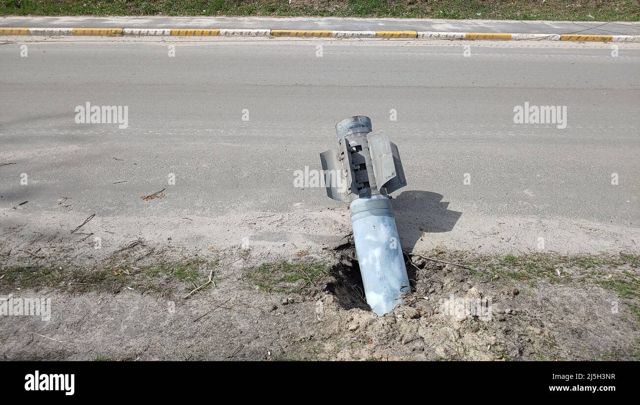 Un missile russe non explosé qui s'est coincé sur la route de Hostomel pendant la guerre russe en Ukraine en 2022. Agression de la guerre russe en Ukraine Banque D'Images