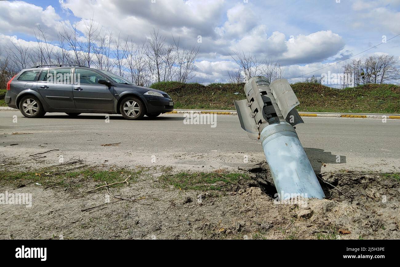 Un missile russe non explosé qui s'est coincé sur la route de Hostomel pendant la guerre russe en Ukraine en 2022. Agression de la guerre russe en Ukraine Banque D'Images