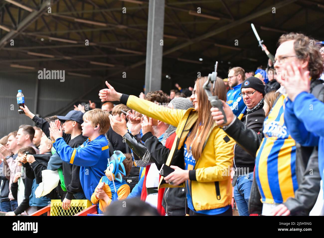 LONDRES, ROYAUME-UNI. AVRIL 23rd les fans de Shrewsbury Town lors du match Sky Bet League 1 entre Charlton Athletic et Shrewsbury Town à la Valley, Londres, le samedi 23rd avril 2022. (Credit: Ivan Yordanov | MI News) Credit: MI News & Sport /Alay Live News Banque D'Images