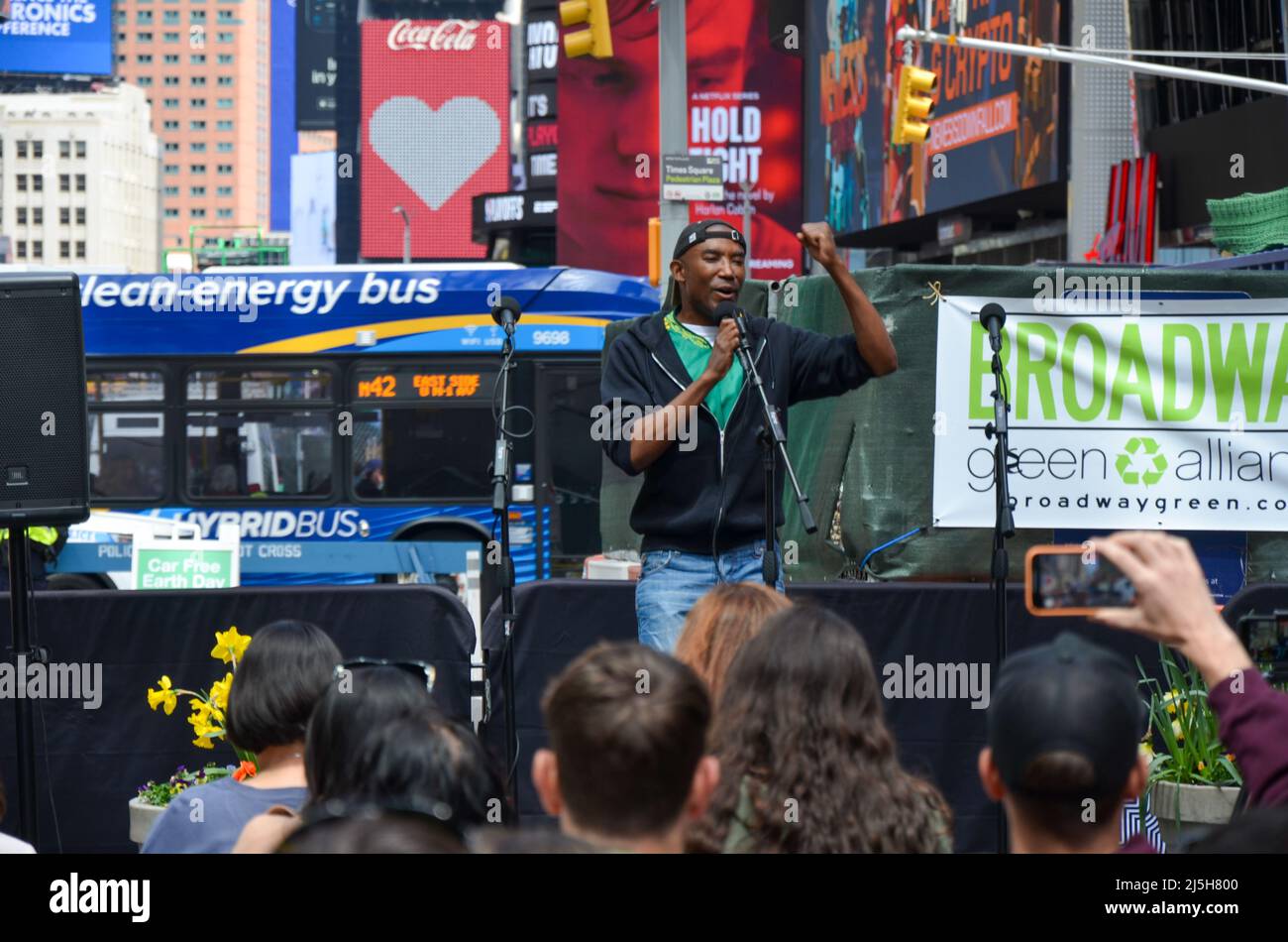 Des artistes se produisent pour célébrer le jour annuel de la Terre à Times Square, dans la ville de New York, le 23 avril 2022. Banque D'Images