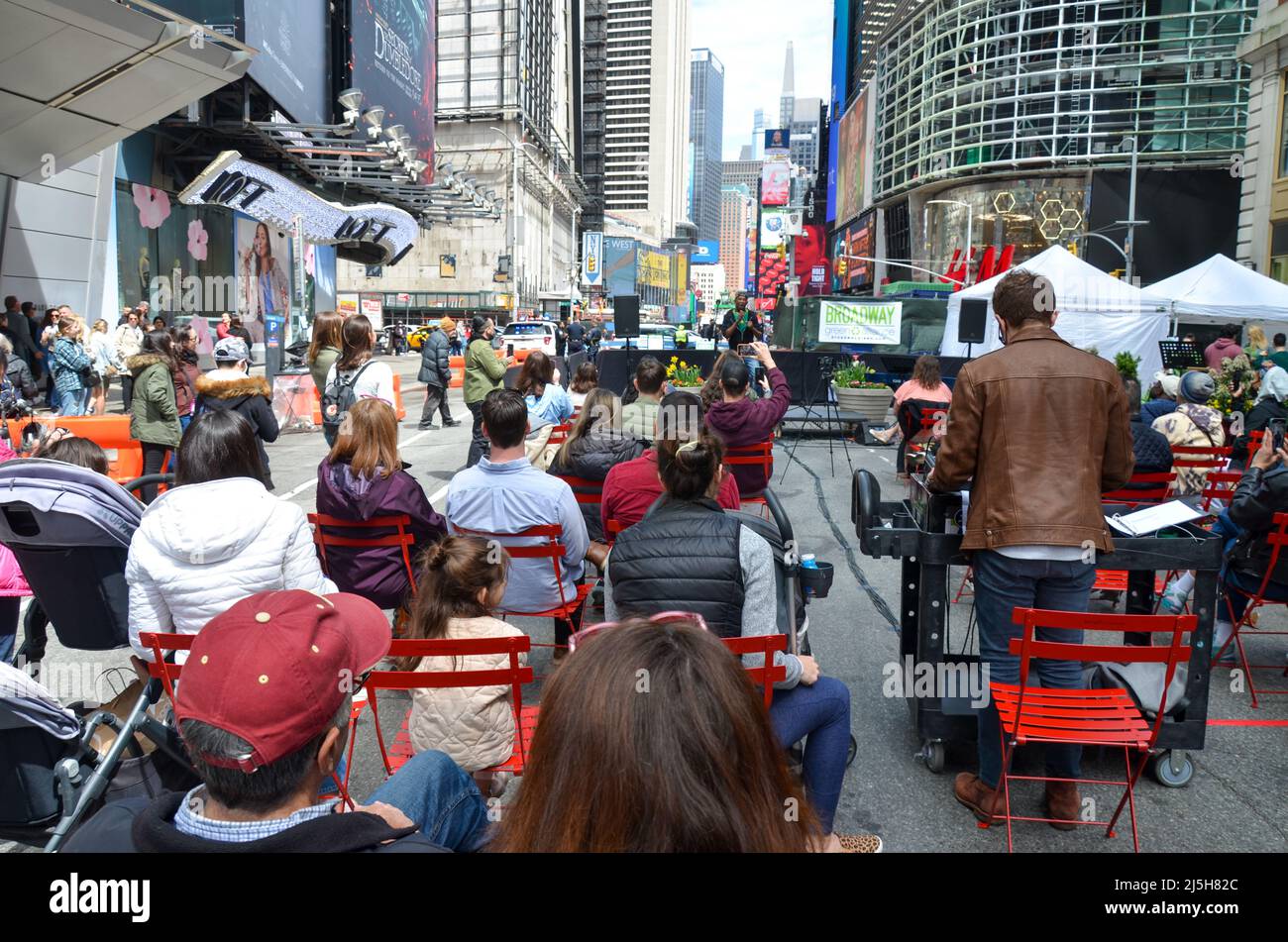 Des artistes se produisent pour célébrer le jour annuel de la Terre à Times Square, dans la ville de New York, le 23 avril 2022. Banque D'Images