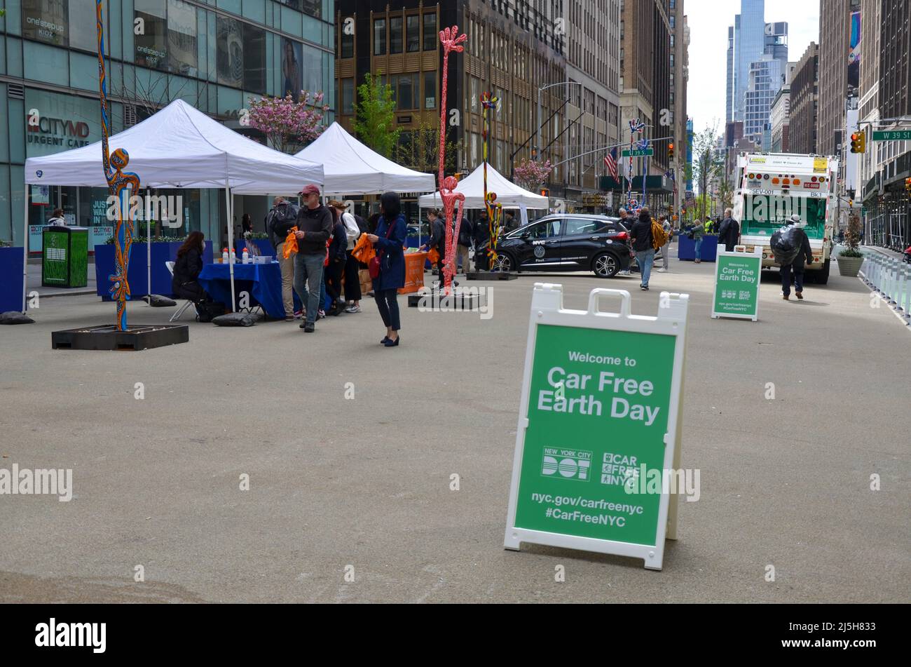 Le panneau Journée de la Terre sans voiture est visible dans le centre-ville de Manhattan lors de la célébration du jour de la Terre à New York le 23 avril 2022 Banque D'Images