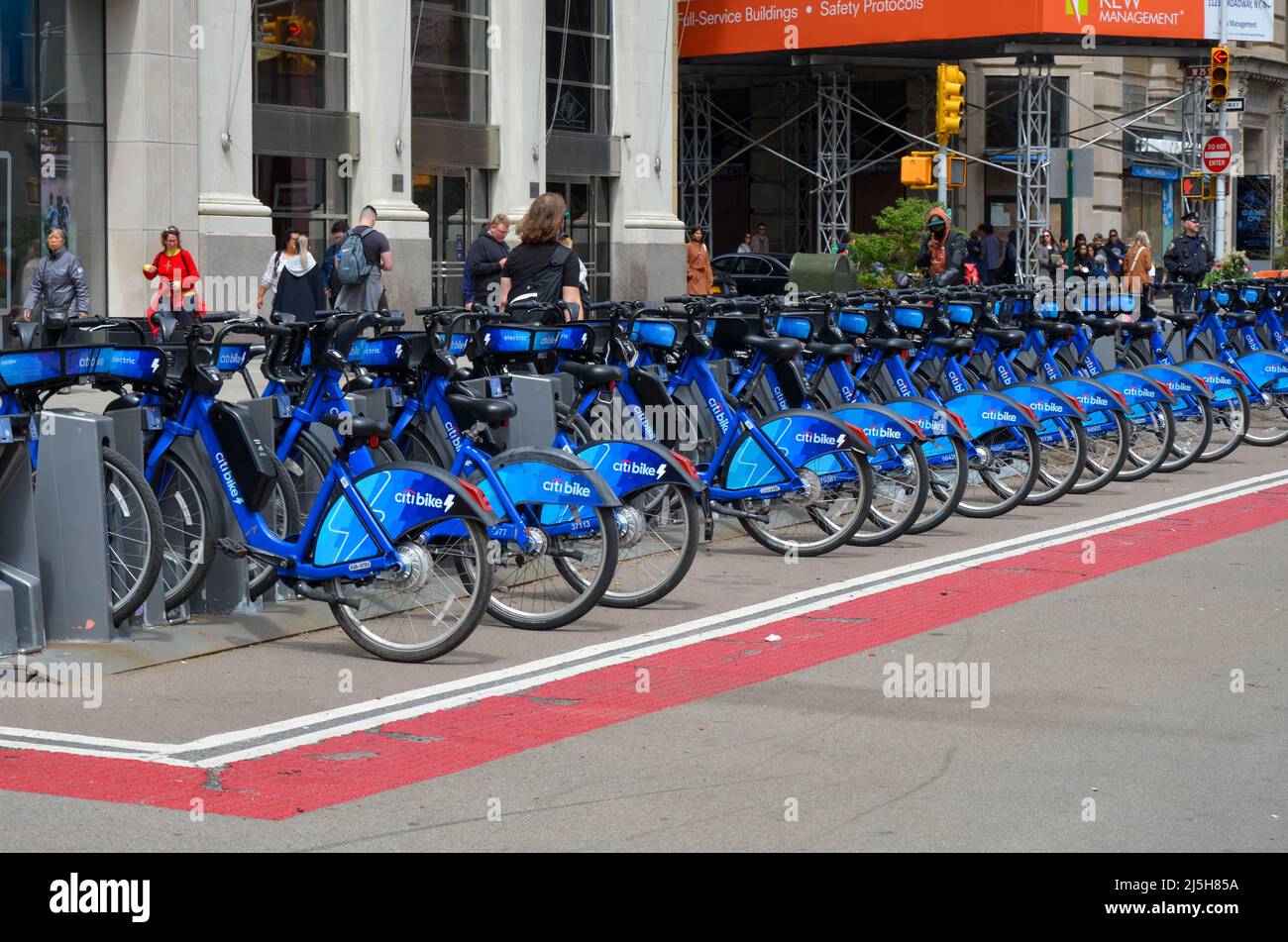 Les rows of City Bikes sont vus dans le centre-ville de Manhattan lors de la célébration du jour de la Terre à New York le 23 avril 2022 Banque D'Images