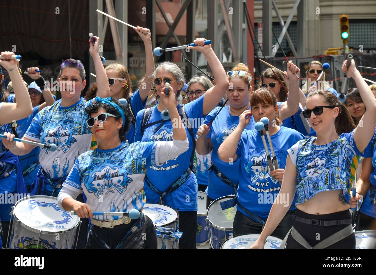 Groupe de groupes défilant à travers Broadway dans la ville de New York pour célébrer le jour de l'Earthday annuel à New York le 23 avril 2022. Banque D'Images