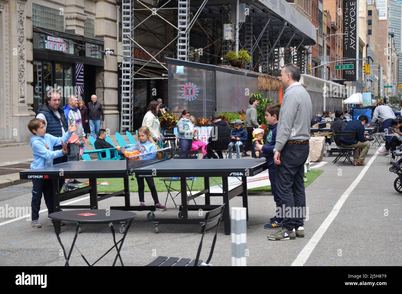 Les familles qui jouent à des jeux à l'intérieur de Broadway à New York pour célébrer le jour de la fête d'été annuel à New York le 23 avril 2022. Banque D'Images