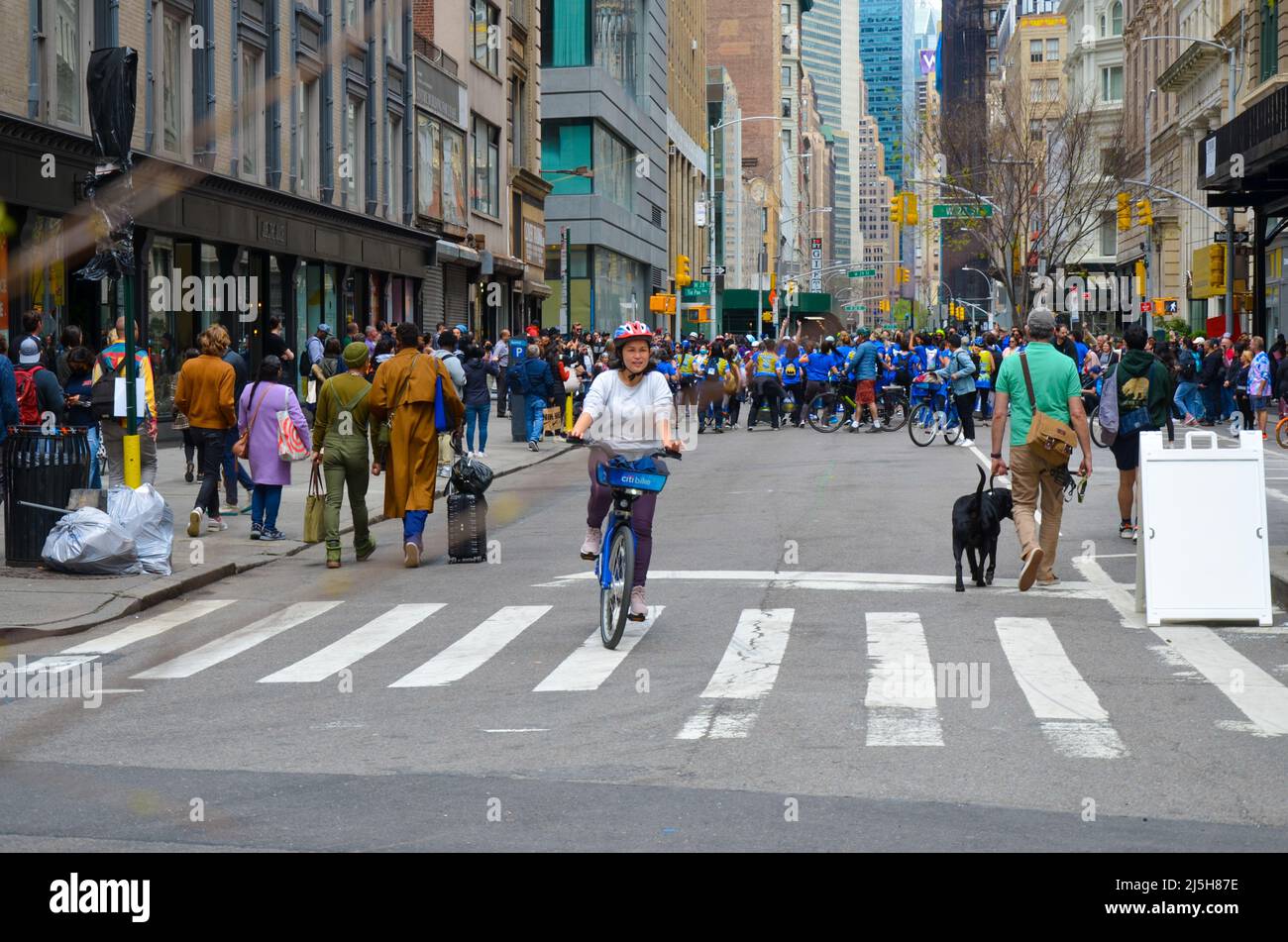 Les New-Yorkais sont vus faire du vélo pendant la journée sans voiture de la Terre le long de Broadway à New York le 23 avril 2022. Car Free Earth Day est une voiture-fr annuelle Banque D'Images