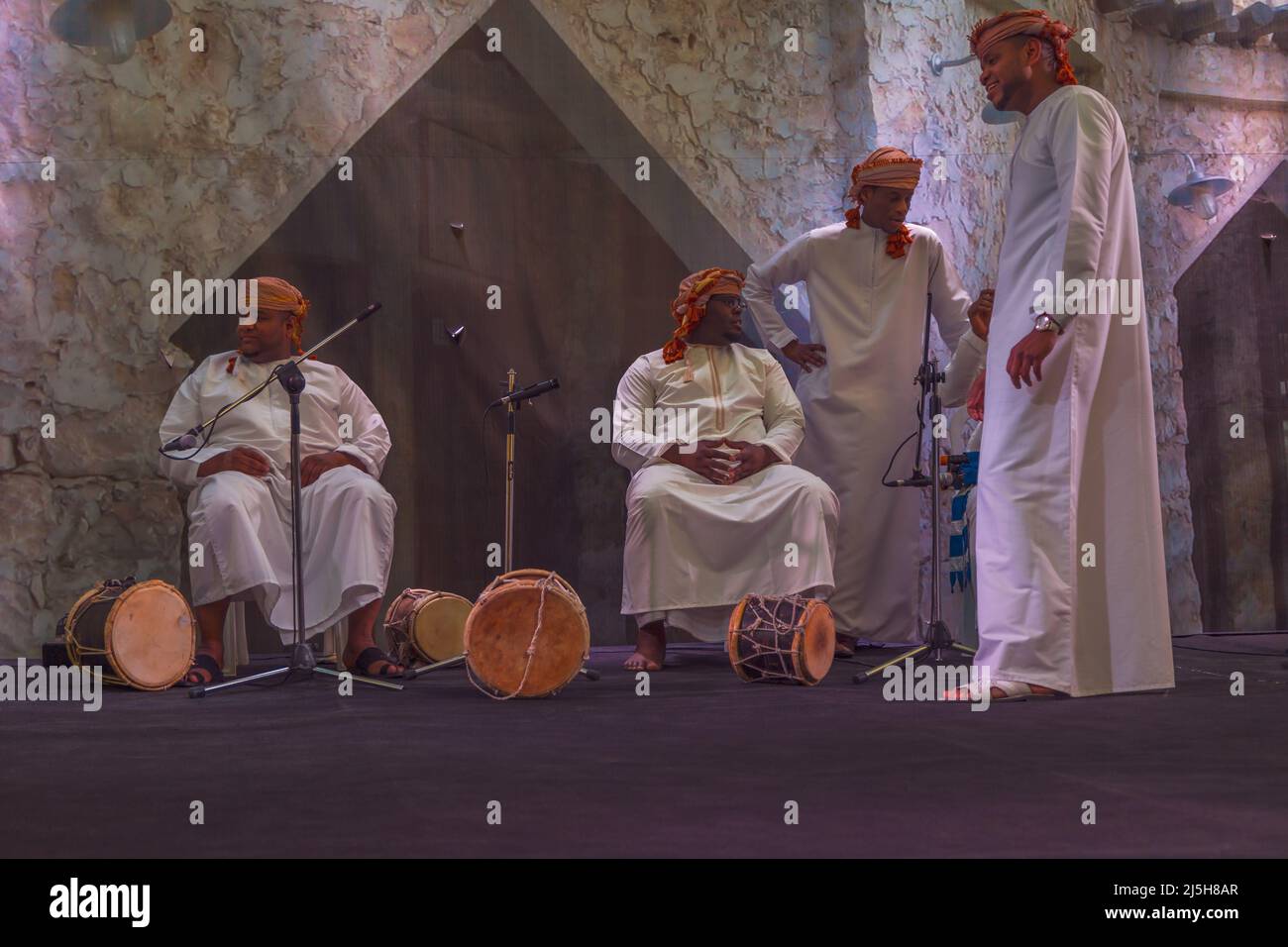 Oman danse folklorique traditionnelle (danse ardah) dans le village culturel de Katara, Doha, Qatar. Banque D'Images