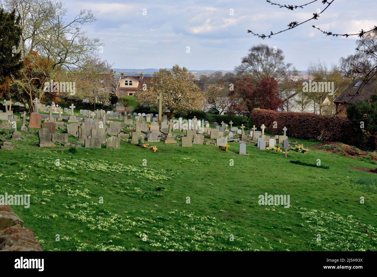 Cimetière typique du village anglais avec pierres tombales, Winterbourne Down Methodist Church, Bristol, Royaume-Uni Banque D'Images