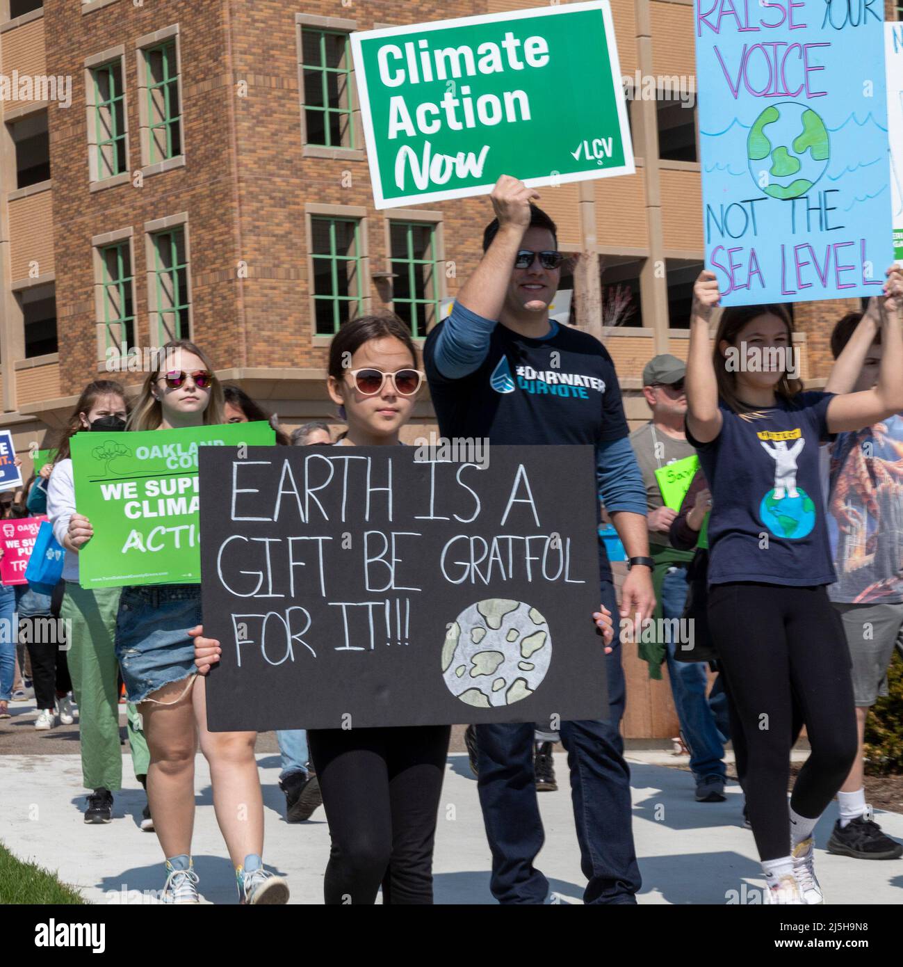 Royal Oak, Michigan, États-Unis. 23rd avril 2022. La campagne sur le climat du comté d'Oakland (Michigan) organise une marche et un rassemblement invitant les communautés locales à prendre des mesures pour lutter contre la crise climatique et « rendre le comté d'Oakland vert ». Crédit : Jim West/Alay Live News Banque D'Images