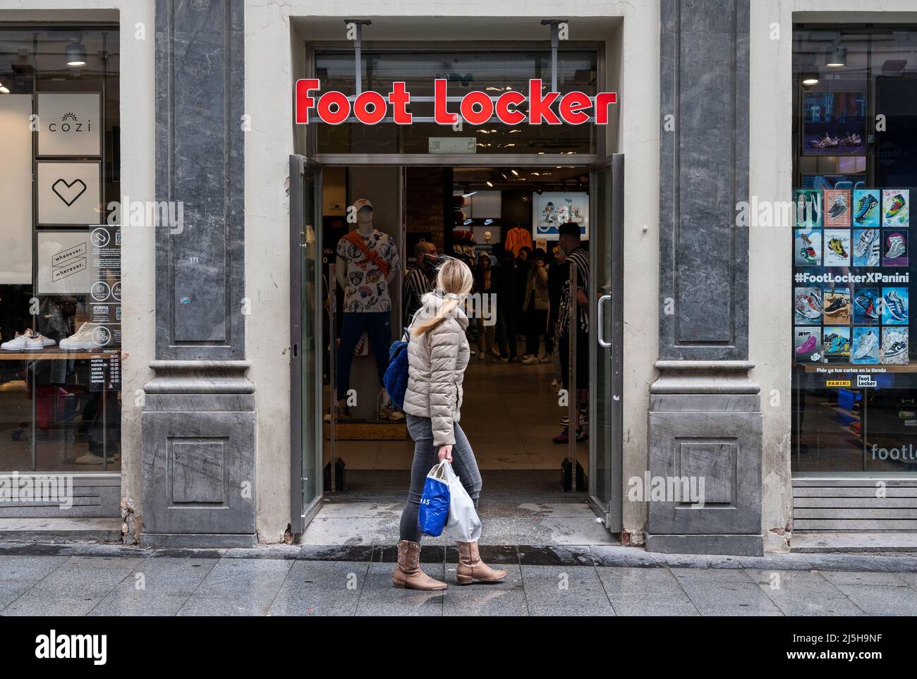 Un piéton passe devant la multinationale américaine de vêtements de sport et de chaussures, le magasin foot Locker en Espagne. Banque D'Images