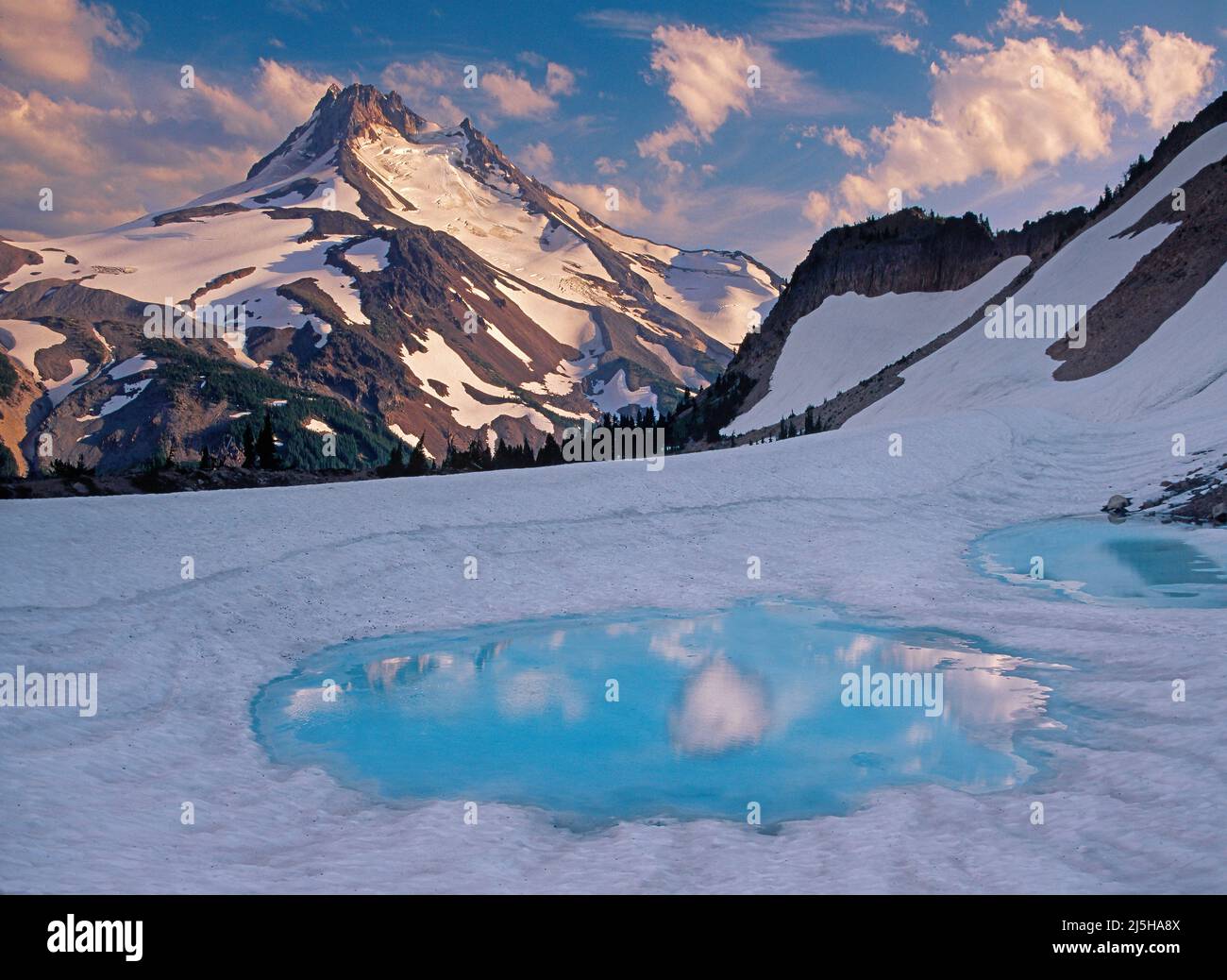 Fonte du mont Jefferson et du lac Sprague en août, Cascade Range, Oregon Banque D'Images