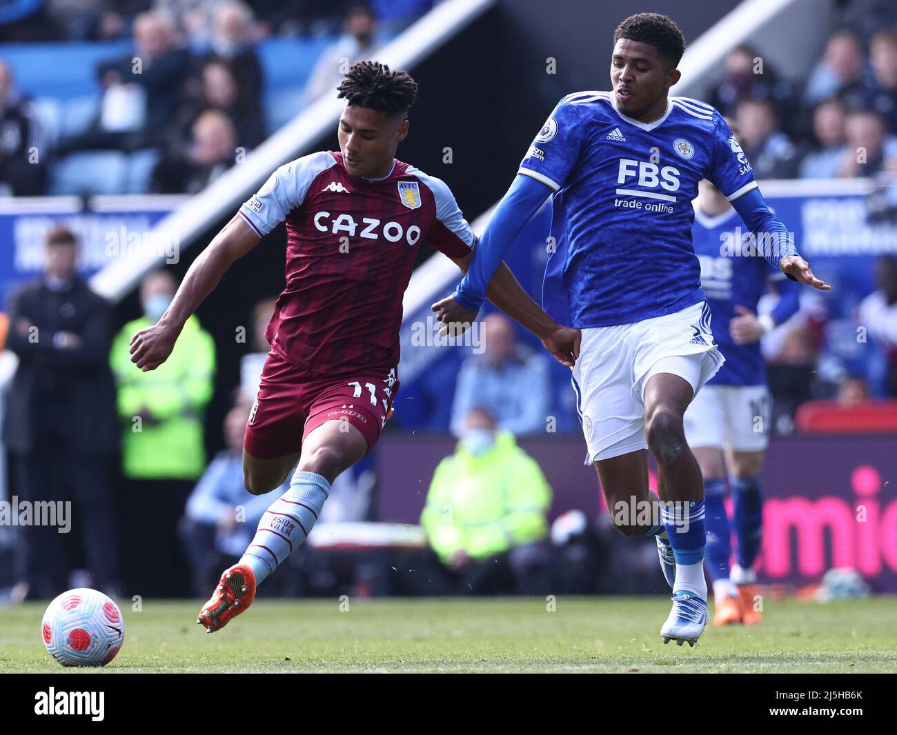 Leicester, Angleterre, le 23rd avril 2022. Wesley Fofana de Leicester City défie Ollie Watkins de Aston Villa lors du match de la Premier League au King Power Stadium de Leicester. Le crédit photo doit être lu : Darren Staples / Sportimage Banque D'Images