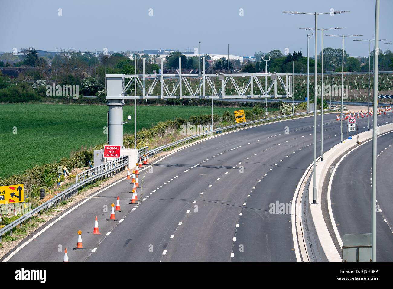 Talaplow, Buckinghamshire, Royaume-Uni. 23rd avril 2022. Le M4 est de nouveau fermé ce week-end de la jonction 6 (Slough/Windsor) à la jonction 8/9 (Maidenhead) pour les travaux de route M4 Smart Motorway. De nouvelles limites de vitesse variables seront utilisées suite à une mise à niveau numérique d'une partie de la M4. Toutefois, l'épaule dure a été retirée et remplacée par des zones de refuge d'urgence intermittentes. Entre 2015 et 2019, 63 décès ont été signalés sur les autoroutes intelligentes au Royaume-Uni. Crédit : Maureen McLean/Alay Live News Banque D'Images