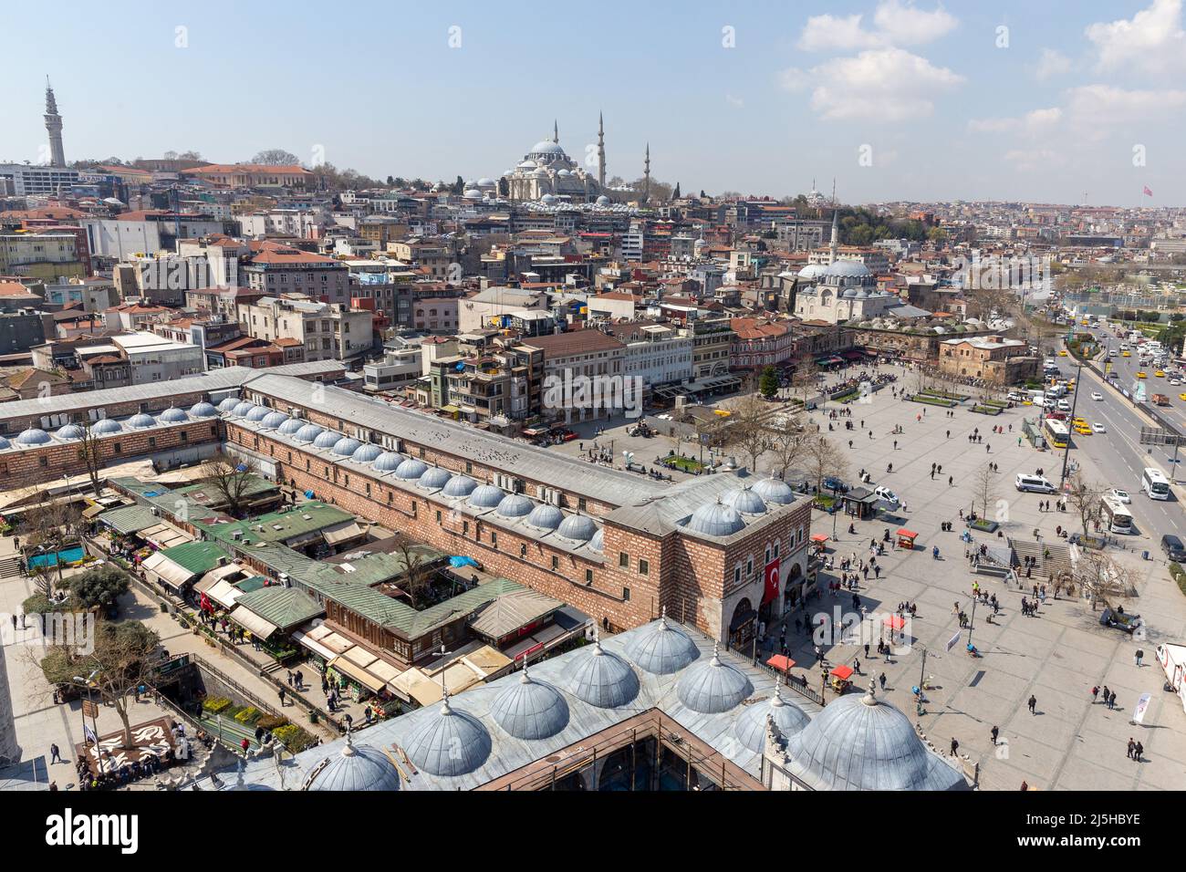 Vue aérienne à grand angle sur les gens et l'architecture de la ville autour de la place historique d'Eminonu et du marché aux épices à Istanbul, Turquie. Banque D'Images