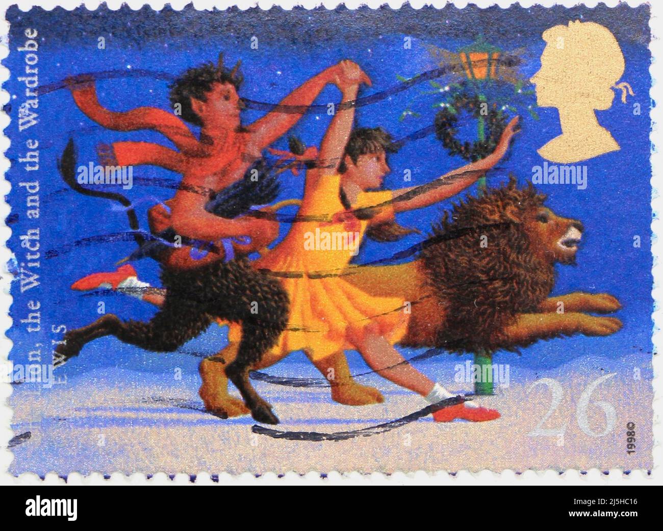 Photo d'un timbre-poste britannique de la série des mondes magiques avec une illustration de C S Lewis le Lion la Sorcière et la garde-robe 1998 Banque D'Images