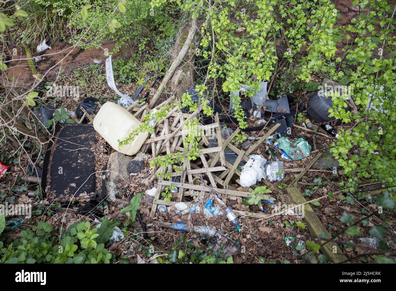 Envolez-vous pour jeter des ordures dans un ruisseau à côté d'une layette sur la A40, pays de Galles, Royaume-Uni Banque D'Images