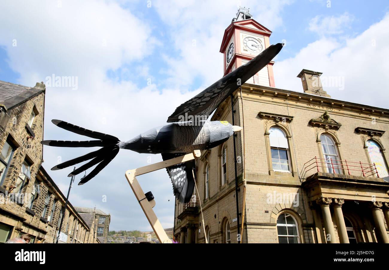 Marsden, Royaume-Uni. 23rd avril, 2022.le festival annuel de Cuckoo revient avec une procession à travers le village dirigé par les Cuckoo et les tourtes de Morris danseurs, Marsden, Royaume-Uni. Credit: Barbara Cook/Alay Live News Banque D'Images