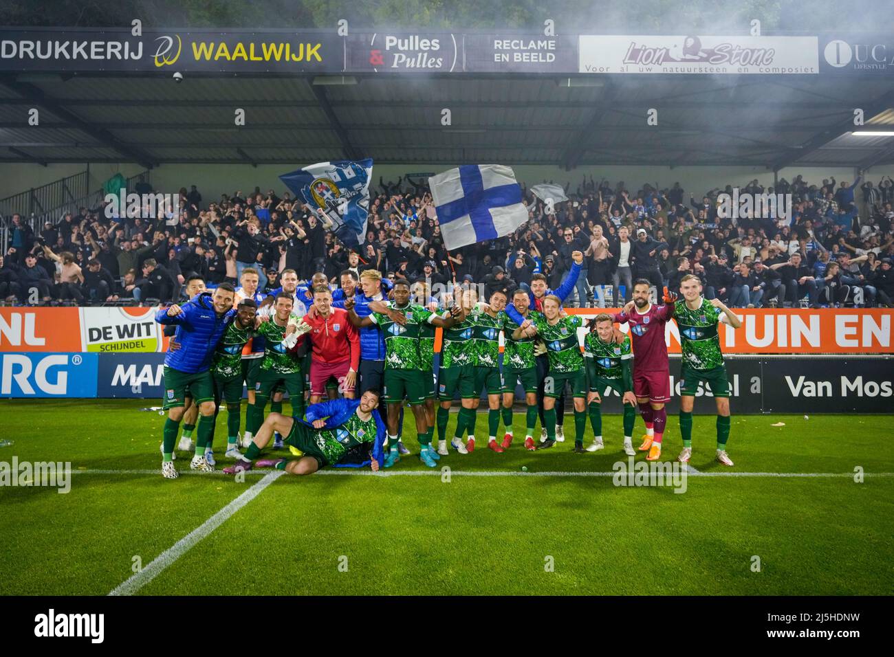 WAALWIJK, PAYS-BAS - AVRIL 23 : Kostas Lamprou de PEC Zwolle, Bram van Polen de PEC Zwolle, Yuta Nakayama de PEC Zwolle, Kenneth Paal de PEC Zwolle, Gervane Kastaner de PEC Zwolle, Pelle Clement de PEC Zwolle, Daishawn Redan de PEC Zwolle, Thomas van Zwolle, PEC Djavan Anderson de PEC Zwolle, Oussama Darfalou de PEC Zwolle, Mees de WIT de PEC Zwolle, Siemen Voet de PEC Zwolle, Slobodan Tedic de PEC Zwolle, Luka Adzic de PEC Zwolle Rico Strieder de PEC Zwolle, Jasper Schendelaar de PEC Zwolle, Max de PEC Zwolle, Eliano Reijnders de PEC Zwolle, Maikel van der Werff de PEC Banque D'Images