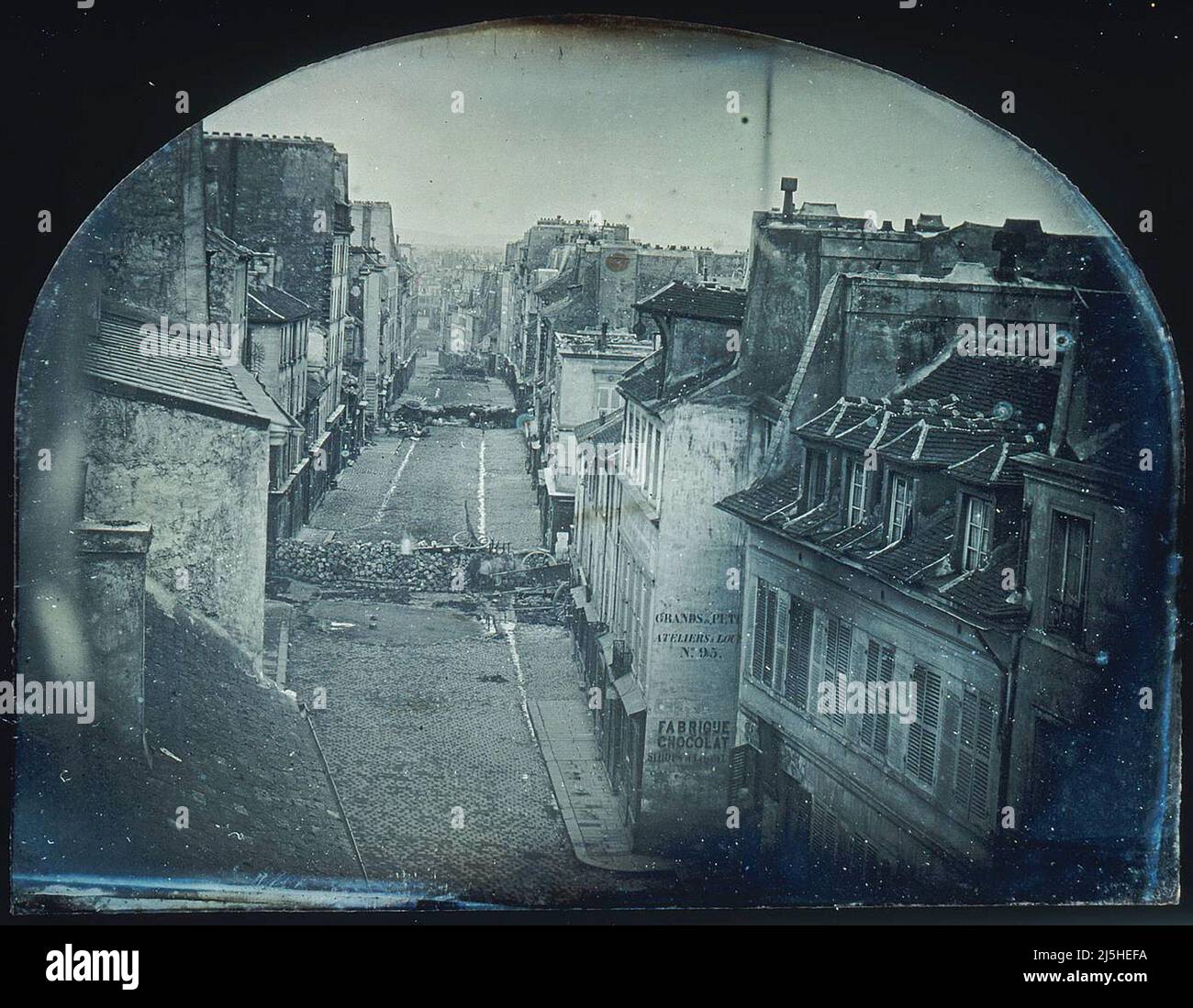 Une photo très ancienne des barricades de la rue Saint-Maur lors du soulèvement de 1848 à Paris Banque D'Images