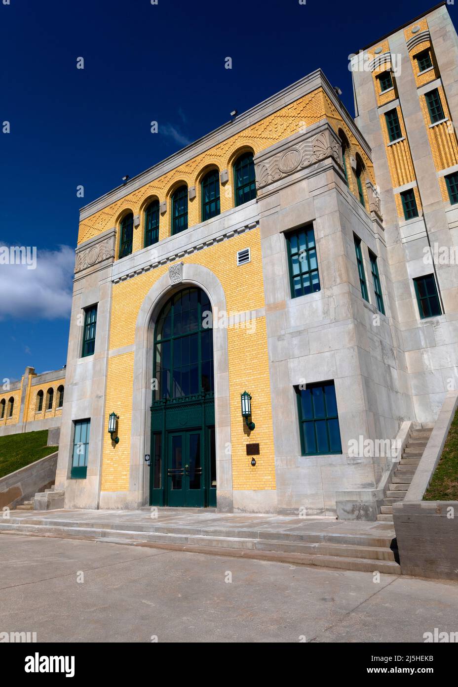 Sur la rive du lac Ontario R.C. Harris Water Treatment Plant Toronto Ontario Canada. Banque D'Images