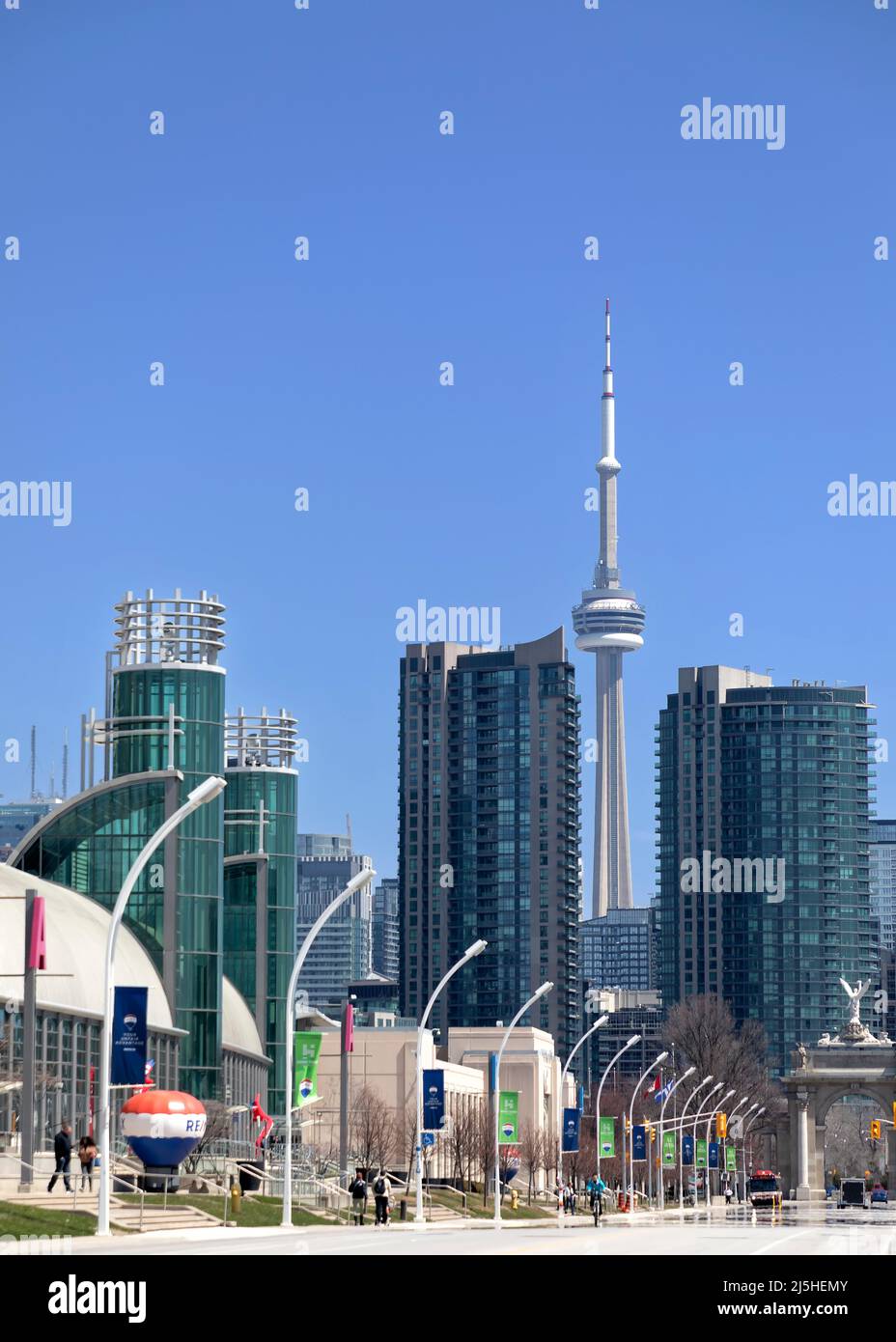 Centre Enercare au lieu d'exposition. Canadian National Exhibition, avec Toronto Skyline et la Tour CN. Toronto Ontario Canada Banque D'Images