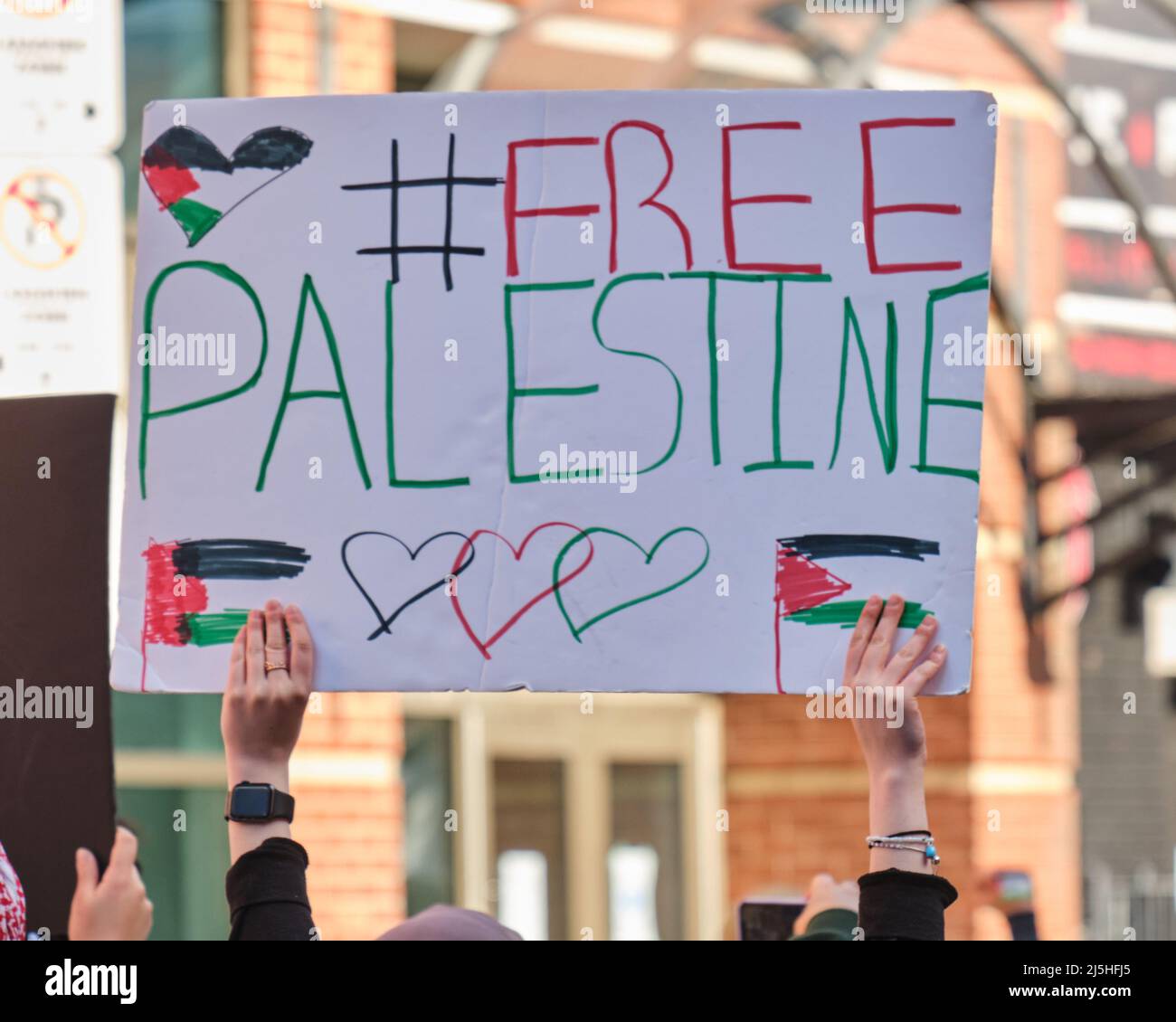 Halifax, Nouvelle-Écosse, Canada. 23 avril 2022. Free Palestine signe alors que des membres de la diaspora locale et des alliés défilent à travers le centre de Halifax pour réclamer la liberté pour la Palestine alors que les attaques s’intensifient dans les territoires, organisées par Free Palestine Halifax. Crédit : Meanderingemu /Alamy Live News Banque D'Images