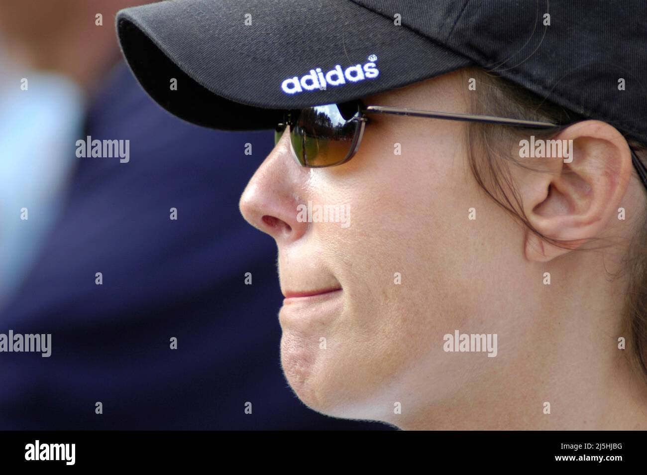 Femme avec une casquette et des lunettes de soleil sur le jeu de sport en  fille regarder Photo Stock - Alamy