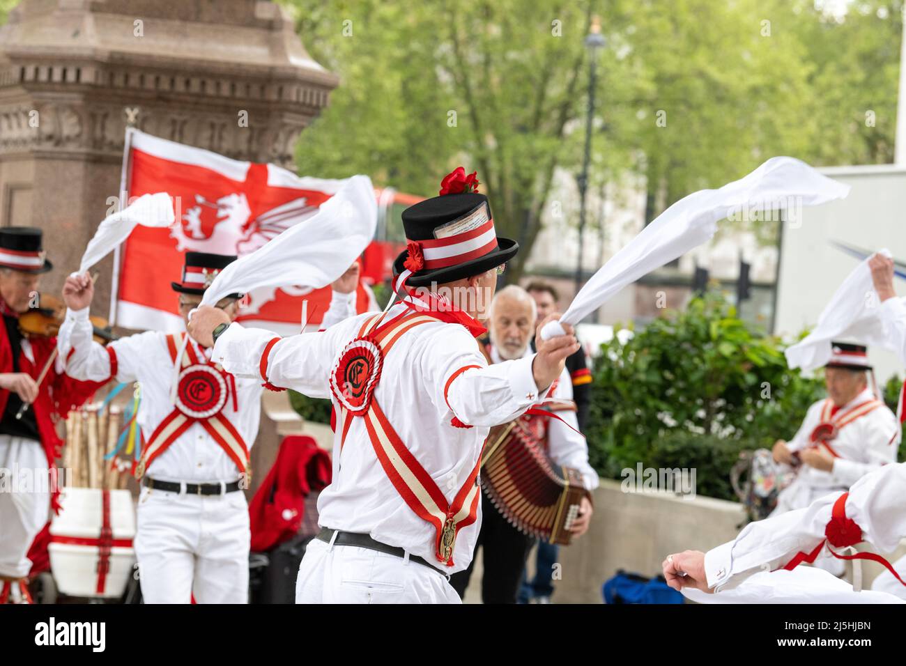 Londres, Royaume-Uni. 23rd avril 2022. Ewell St. Mary's Morris hommes dansant sur Parliament Square Londres le jour de St George crédit: Ian Davidson/Alay Live News Banque D'Images