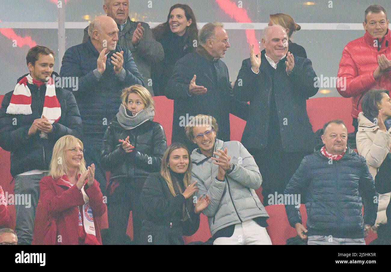 Uli HOENESS (ancien président de la FCB), Ehrenpräsident, Karl-Heinz RUMMENIGGE (PDG, Vorstandsvorsitzender FCB AG) professionnel de tennis Alexander Sascha Zverev avec sa petite amie Sophia Thomalla fêtez après le match FC BAYERN MÜNCHEN - BORUSSIA DORTMUND 1.Ligue allemande de football le 23 avril 2022 à Munich, Allemagne. Saison 2021/2022, jour de match 31, 1.Bundesliga, München, 31.Spieltag. FCB, BVB © Peter Schatz / Alamy Live News - LE RÈGLEMENT DFL INTERDIT TOUTE UTILISATION DE PHOTOGRAPHIES comme SÉQUENCES D'IMAGES et/ou QUASI-VIDÉO - Banque D'Images