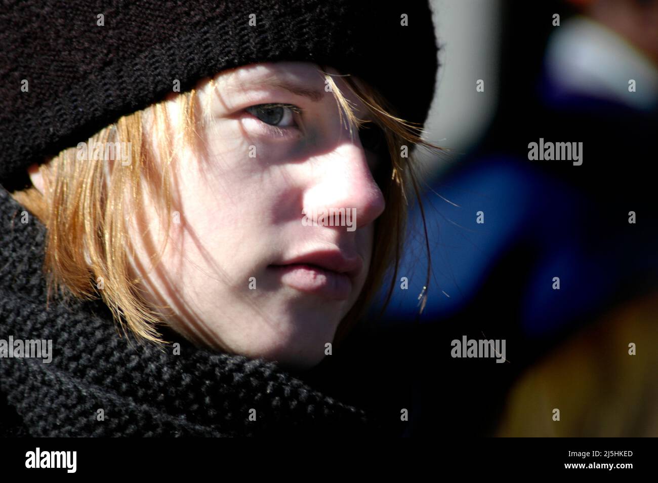 Une jeune femme se cachant du froid lors d'une manifestation anti-Bush et anti-guerre dans la capitale de l'État d'Atlanta en hiver Banque D'Images