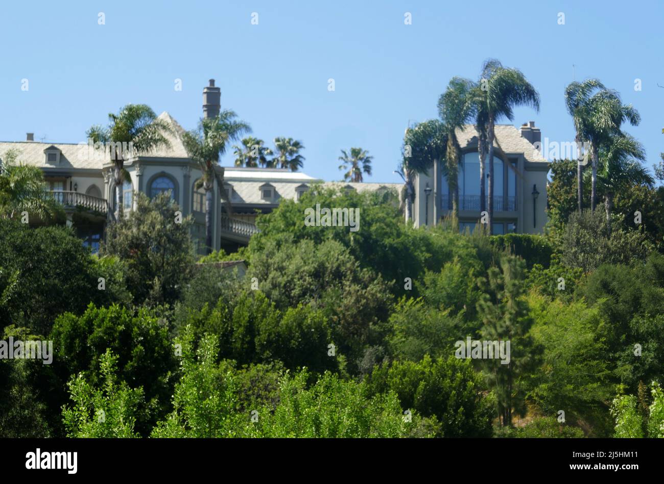 Beverly Hills, Californie, États-Unis 15th avril 2022 l'ancienne maison du producteur Aaron Spelling The Manor, maison de $165 millions à 594 S. Mapleton Drive le 15 avril 2022 à Beverly Hills, Californie, États-Unis. C'est la plus grande maison du comté de Los Angeles avec 123 pièces, 27 salles de bains, 14 chambres, salle de contrôle, piste de bowling, Salle de gym, court de tennis, piscine. Construit en 1988 pour Aaron Spelling puis propriété de l'héritière britannique Petra Ecclestone, fille du magnat de Formule 1 Bernie Ecclestone. Photo par Barry King/Alay stock photo Banque D'Images