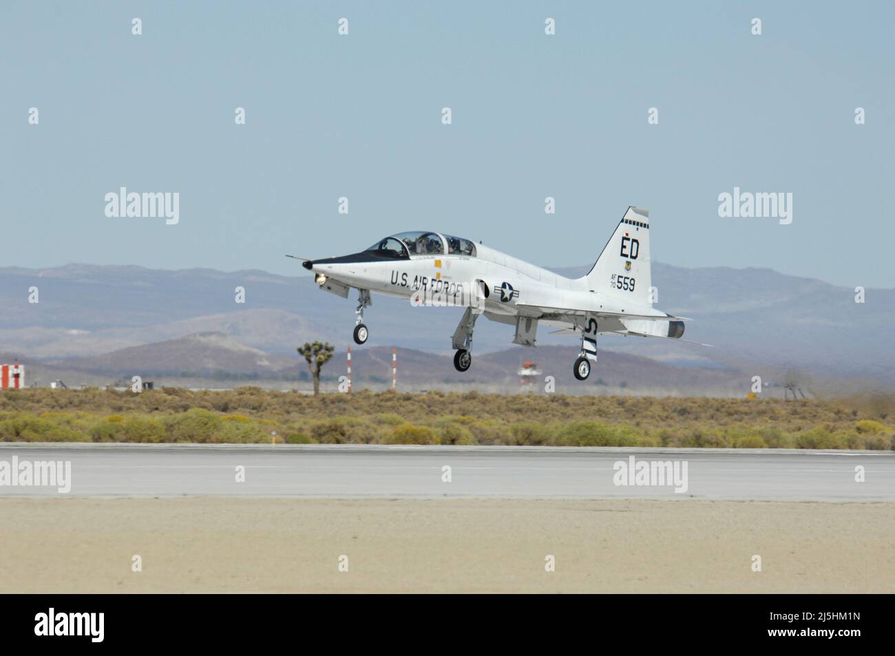 T-38 Talon débarque à la base aérienne Edwards, dans le haut désert de la Californie Banque D'Images