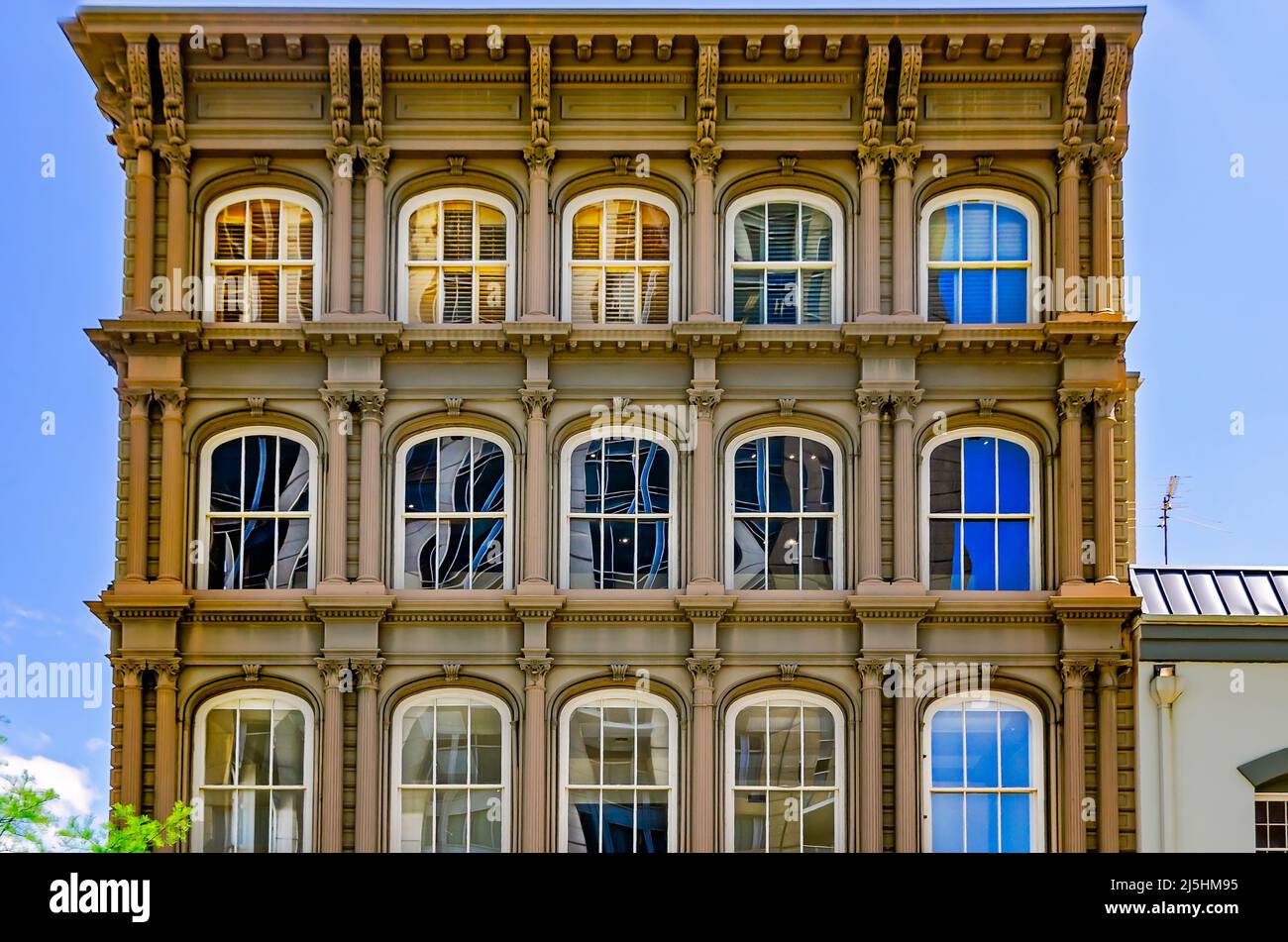 Le bâtiment Elgin, officiellement connu sous le nom de bâtiment Daniels, Elgin & Co., est photographié sur South Water Street, le 15 avril 2022, à Mobile, Alabama. Banque D'Images