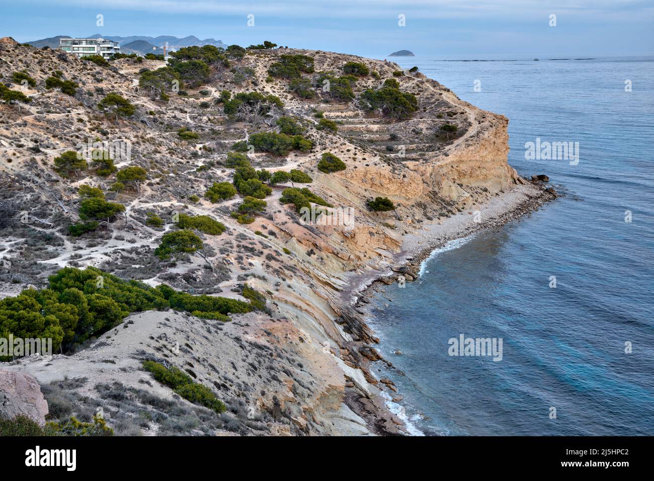 Falaise sur la côte blanche de la mer méditerranée depuis le désert Mirador la Frontera, Villajoyosa, Alicante, Espagne, Europe Banque D'Images
