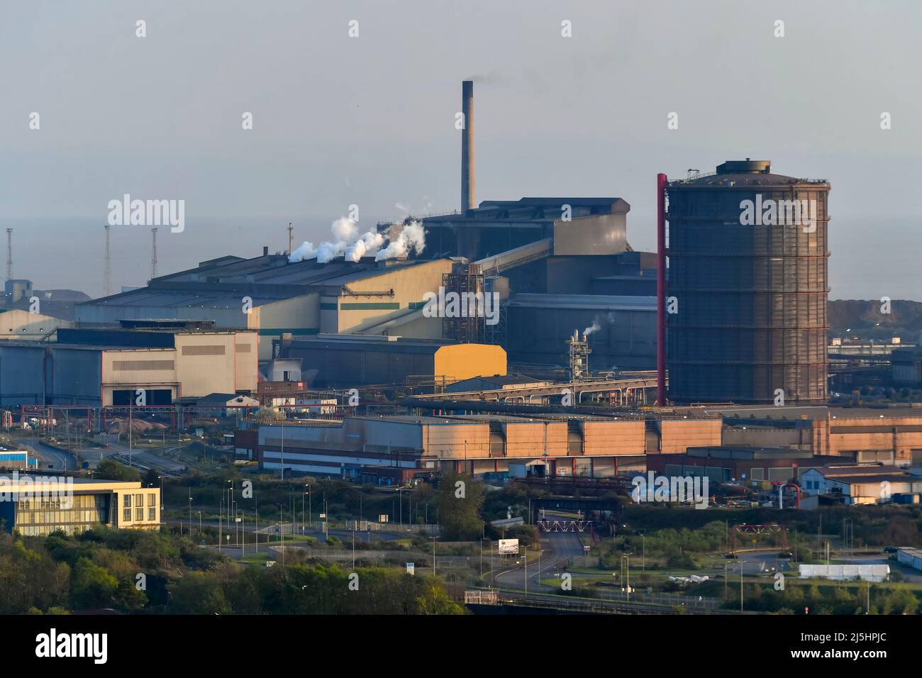 Port Talbot, pays de Galles, Royaume-Uni. 23rd avril 2022. Météo au Royaume-Uni : vue générale des aciéries de Tata à Port Talbot au pays de Galles lors d'une chaude soirée ensoleillée. Crédit photo : Graham Hunt/Alamy Live News Banque D'Images