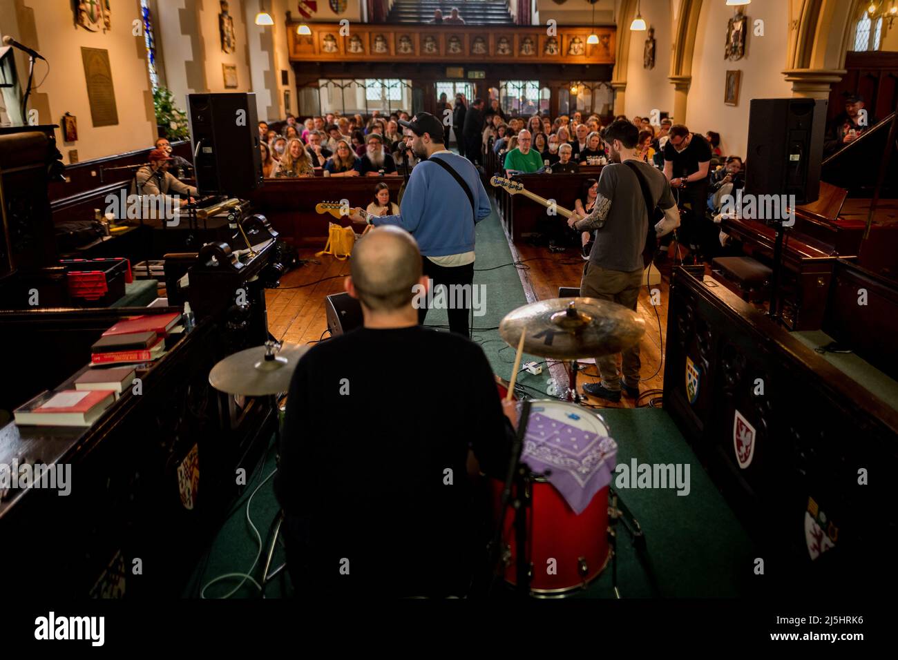 Édimbourg, Écosse. Samedi 23 avril 2022. Phillip Jon Taylor se produit à la chapelle Saint-Vincent dans le cadre de la fête du Record Store Day 2022 organisée par Vox Box dans un magasin indépendant, où six heures de musique live, d'interviews et de spectacles ont été présentés. Phillip Jon Taylor est le chanteur/compositeur du célèbre groupe de guitare indépendant PAWS qui travaille actuellement sur le matériel solo. Banque D'Images