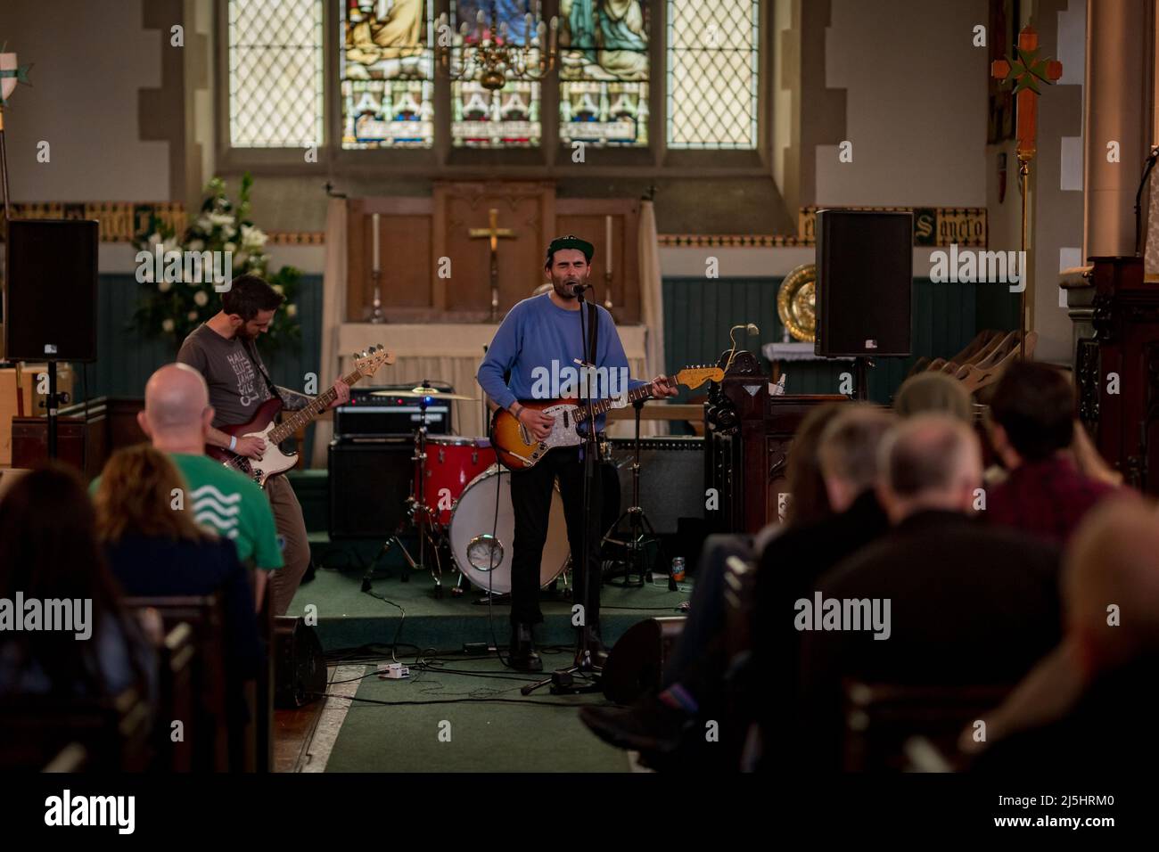 Édimbourg, Écosse. Samedi 23 avril 2022. Phillip Jon Taylor se produit à la chapelle Saint-Vincent dans le cadre de la fête du Record Store Day 2022 organisée par Vox Box dans un magasin indépendant, où six heures de musique live, d'interviews et de spectacles ont été présentés. Phillip Jon Taylor est le chanteur/compositeur du célèbre groupe de guitare indépendant PAWS qui travaille actuellement sur le matériel solo. Banque D'Images