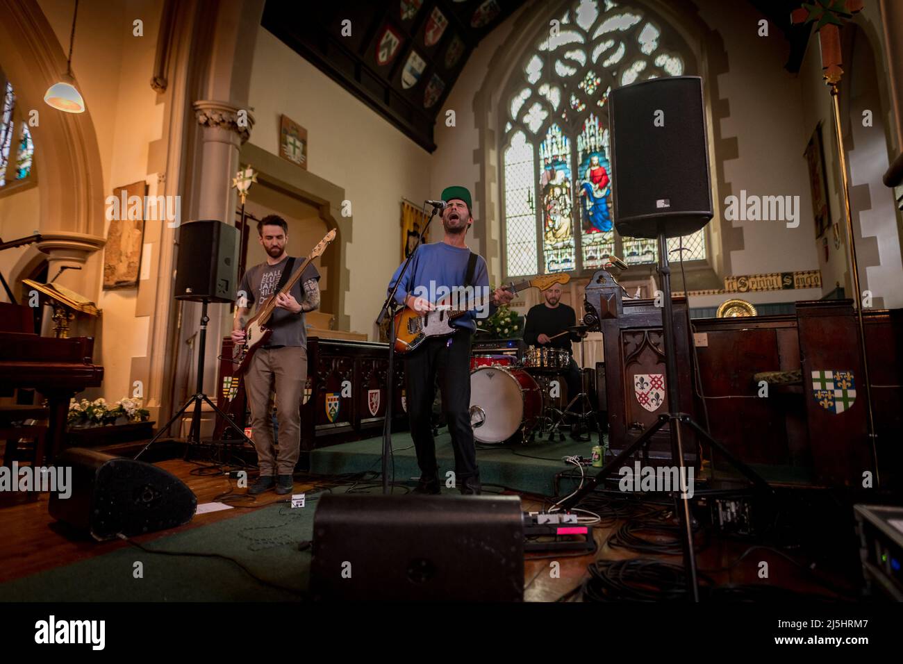 Édimbourg, Écosse. Samedi 23 avril 2022. Phillip Jon Taylor se produit à la chapelle Saint-Vincent dans le cadre de la fête du Record Store Day 2022 organisée par Vox Box dans un magasin indépendant, où six heures de musique live, d'interviews et de spectacles ont été présentés. Phillip Jon Taylor est le chanteur/compositeur du célèbre groupe de guitare indépendant PAWS qui travaille actuellement sur le matériel solo. Banque D'Images
