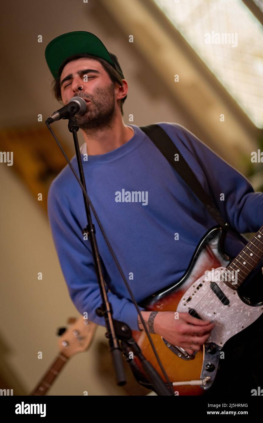 Édimbourg, Écosse. Samedi 23 avril 2022. Phillip Jon Taylor se produit à la chapelle Saint-Vincent dans le cadre de la fête du Record Store Day 2022 organisée par Vox Box dans un magasin indépendant, où six heures de musique live, d'interviews et de spectacles ont été présentés. Phillip Jon Taylor est le chanteur/compositeur du célèbre groupe de guitare indépendant PAWS qui travaille actuellement sur le matériel solo. Banque D'Images