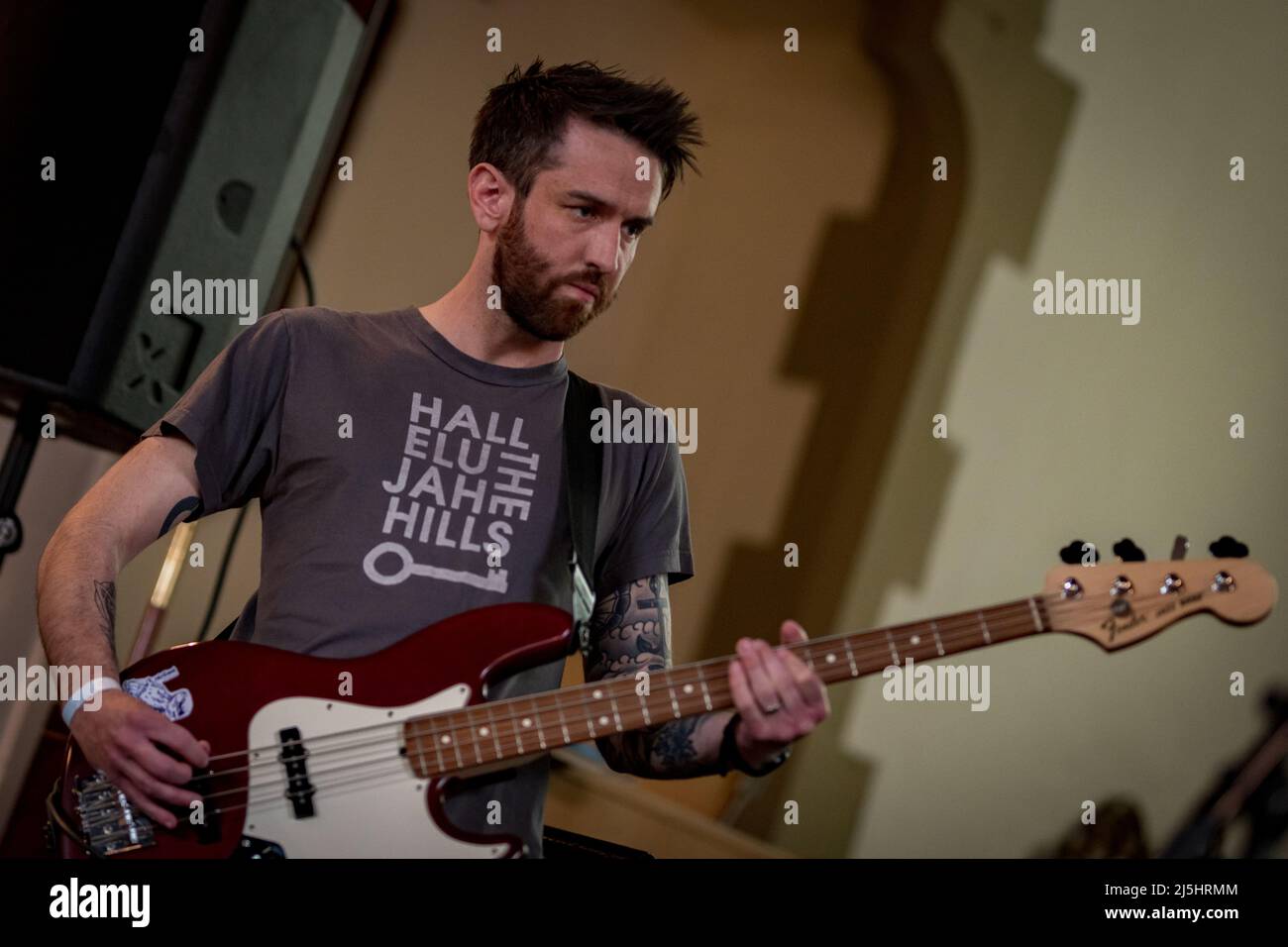 Édimbourg, Écosse. Samedi 23 avril 2022. Phillip Jon Taylor se produit à la chapelle Saint-Vincent dans le cadre de la fête du Record Store Day 2022 organisée par Vox Box dans un magasin indépendant, où six heures de musique live, d'interviews et de spectacles ont été présentés. Phillip Jon Taylor est le chanteur/compositeur du célèbre groupe de guitare indépendant PAWS qui travaille actuellement sur le matériel solo. Banque D'Images