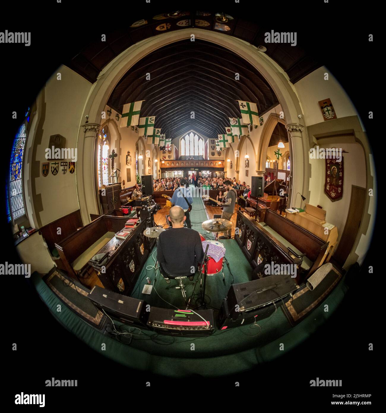 Édimbourg, Écosse. Samedi 23 avril 2022. Phillip Jon Taylor se produit à la chapelle Saint-Vincent dans le cadre de la fête du Record Store Day 2022 organisée par Vox Box dans un magasin indépendant, où six heures de musique live, d'interviews et de spectacles ont été présentés. Phillip Jon Taylor est le chanteur/compositeur du célèbre groupe de guitare indépendant PAWS qui travaille actuellement sur le matériel solo. Banque D'Images