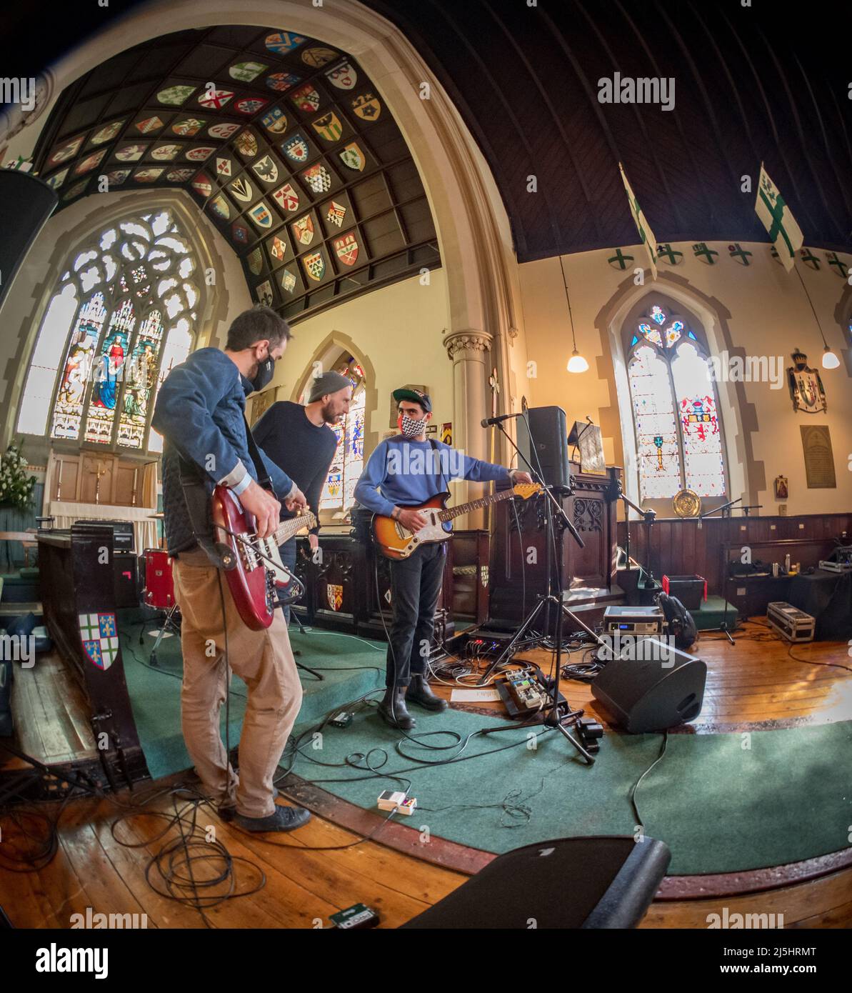 Édimbourg, Écosse. Samedi 23 avril 2022. Phillip Jon Taylor se produit à la chapelle Saint-Vincent dans le cadre de la fête du Record Store Day 2022 organisée par Vox Box dans un magasin indépendant, où six heures de musique live, d'interviews et de spectacles ont été présentés. Phillip Jon Taylor est le chanteur/compositeur du célèbre groupe de guitare indépendant PAWS qui travaille actuellement sur le matériel solo. Banque D'Images