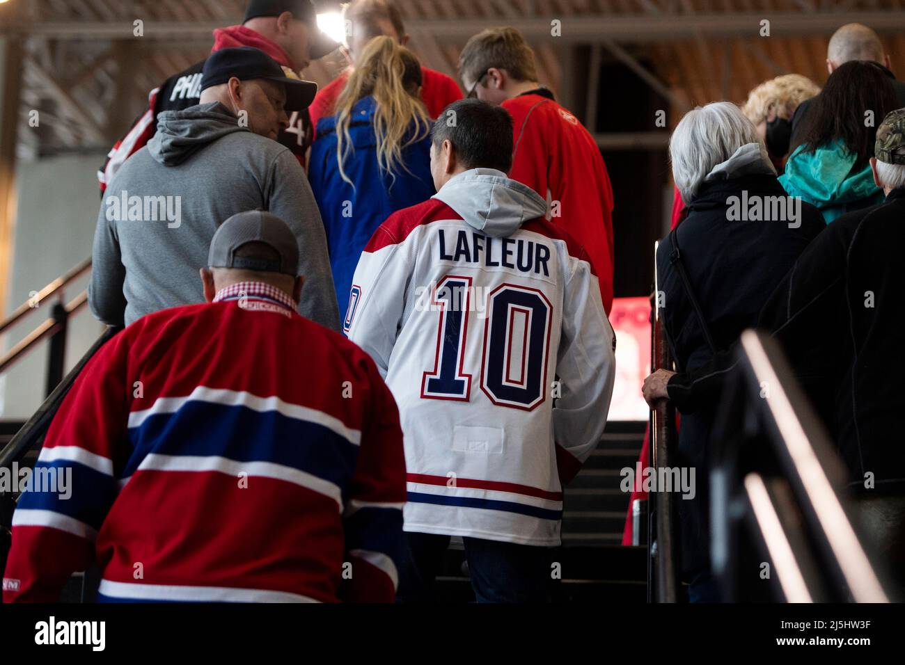 Le 23 avril 2022, Ottawa, ON, CANADA : un fan des Canadiens de Montréal  porte le maillot de la légende du hockey Guy Lafleur, décédé vendredi,  avant l'action de hockey de la
