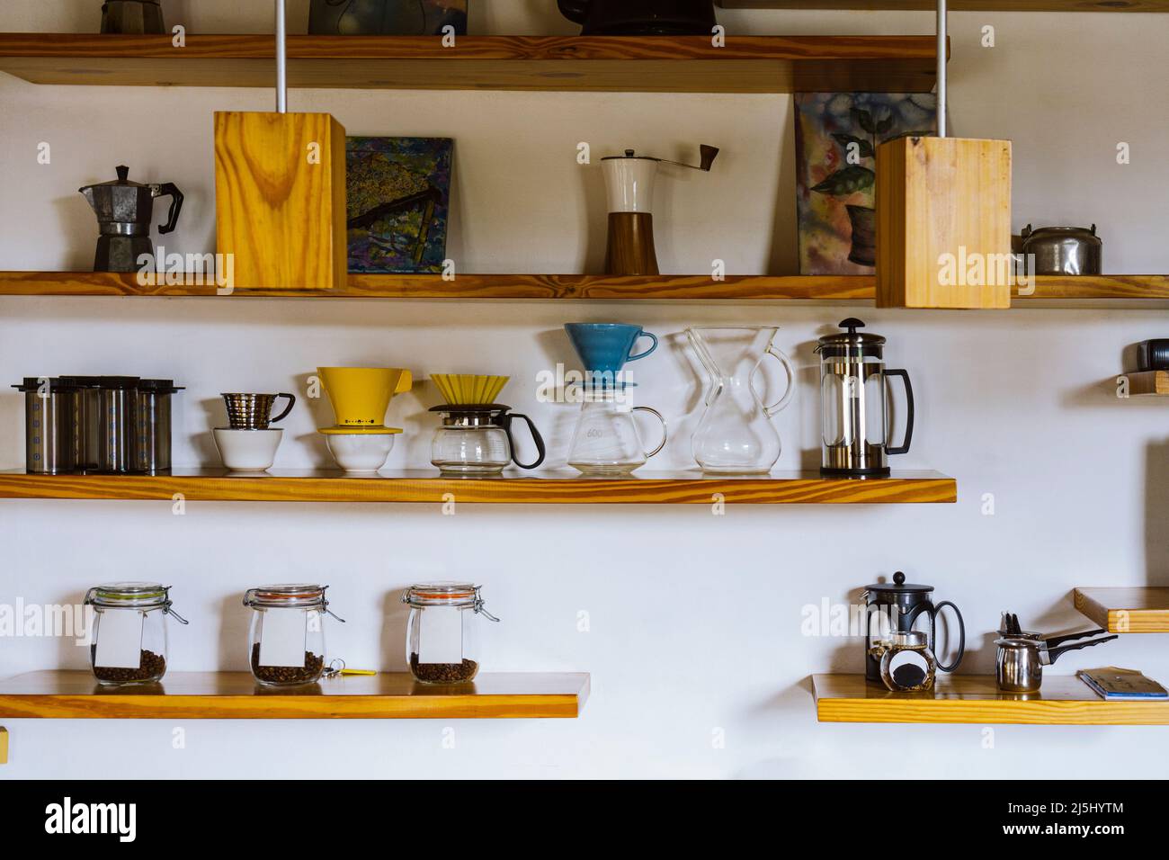 Étagères en bois avec des appareils vides et propres pour faire du café.  Équipement de café sur une étagère murale Photo Stock - Alamy